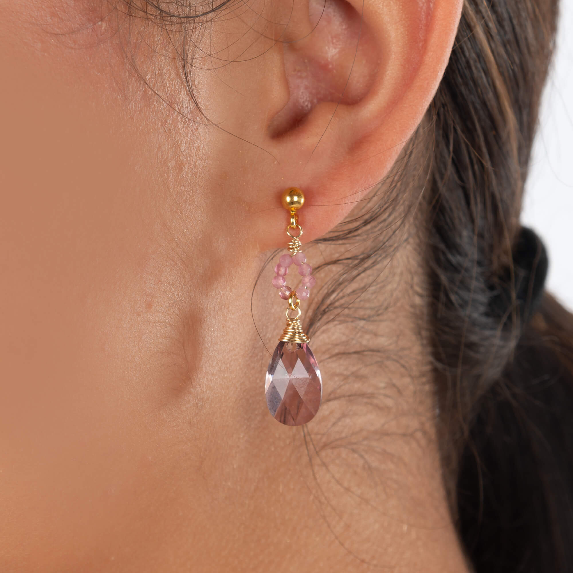 Chique oorbellen met glaskristal druppels en peridoot Oorbellen - Jewels with Flair