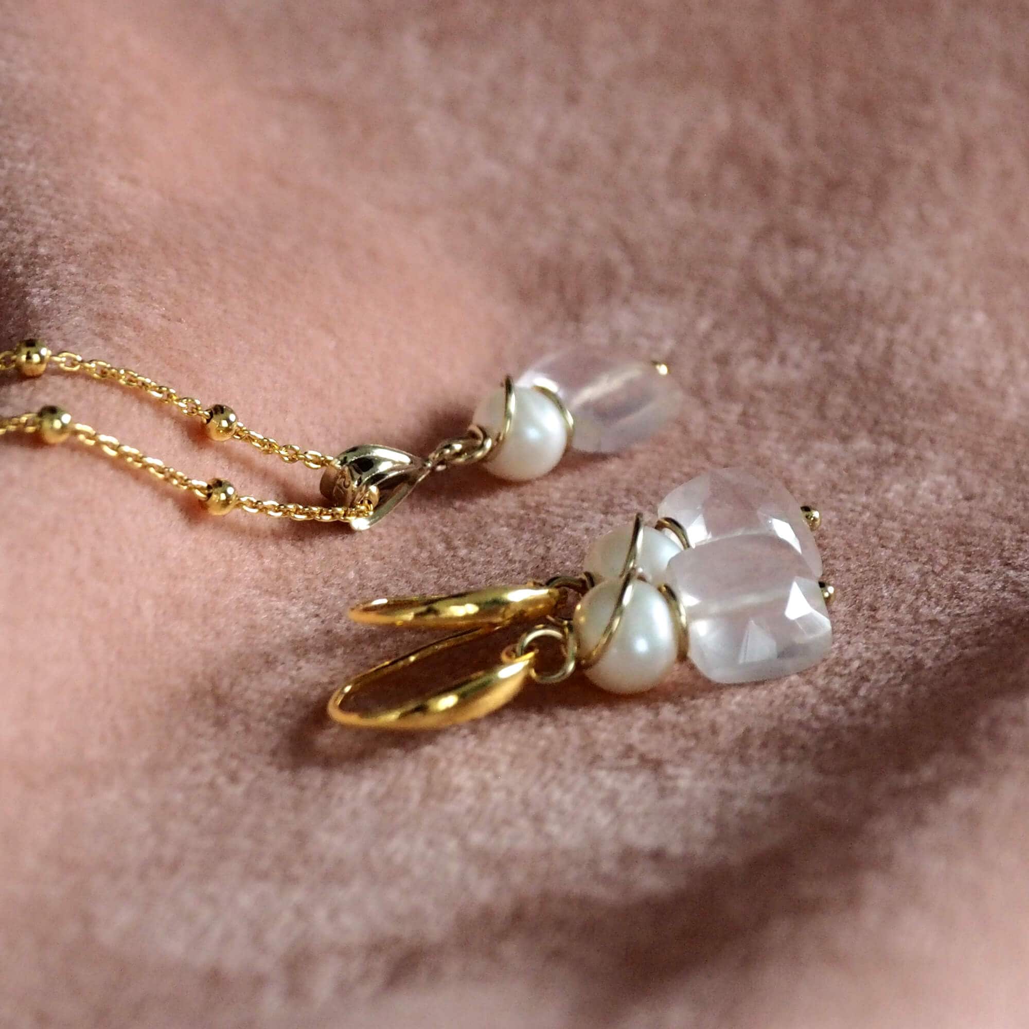 Fijne ketting met facet geslepen rozenkwarts en zoetwaterparel Halskettingen - Jewels with Flair