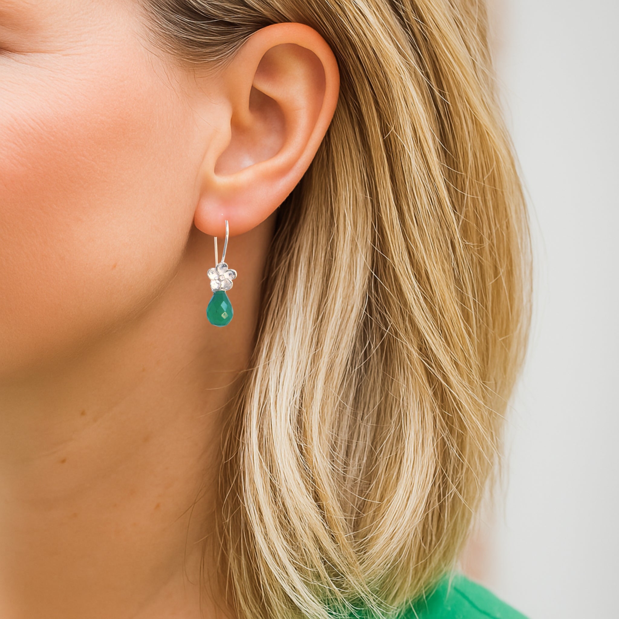 Bloemoorbellen groene onyx Oorbellen - Jewels with Flair