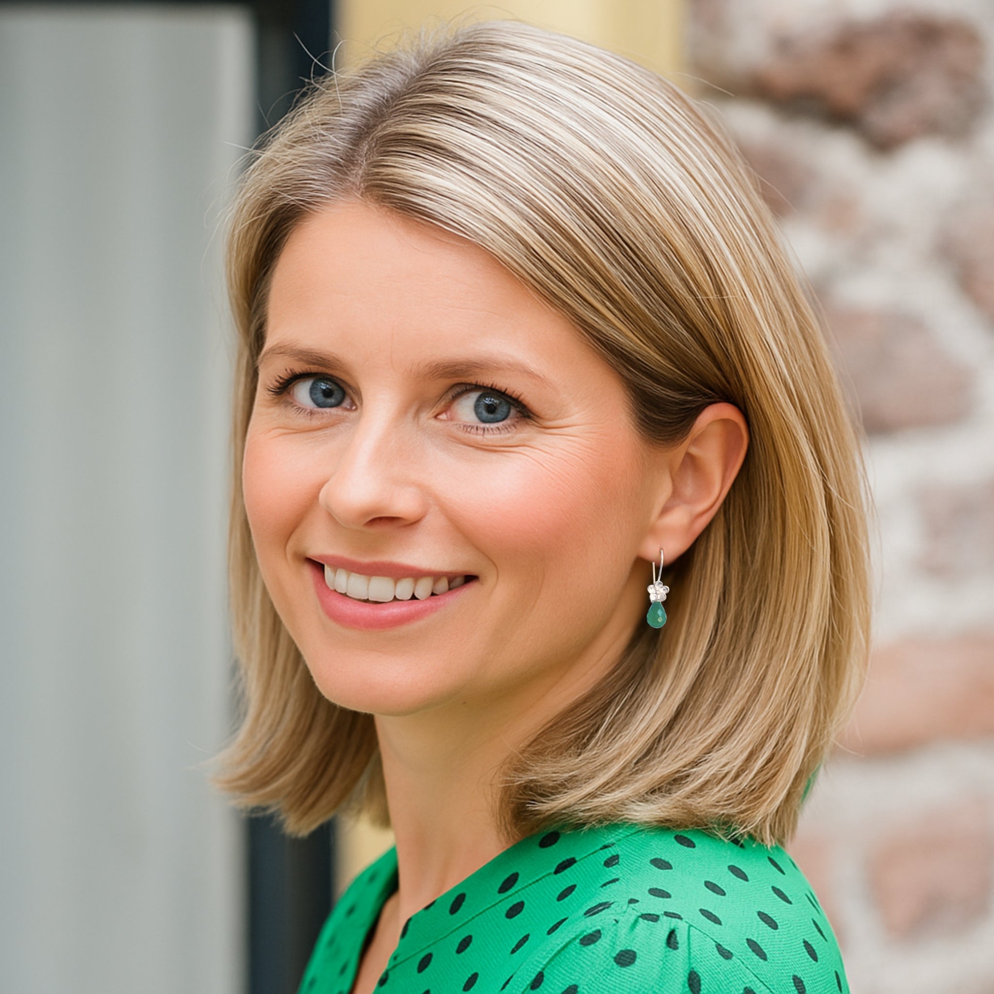 Bloemoorbellen groene onyx Oorbellen - Jewels with Flair