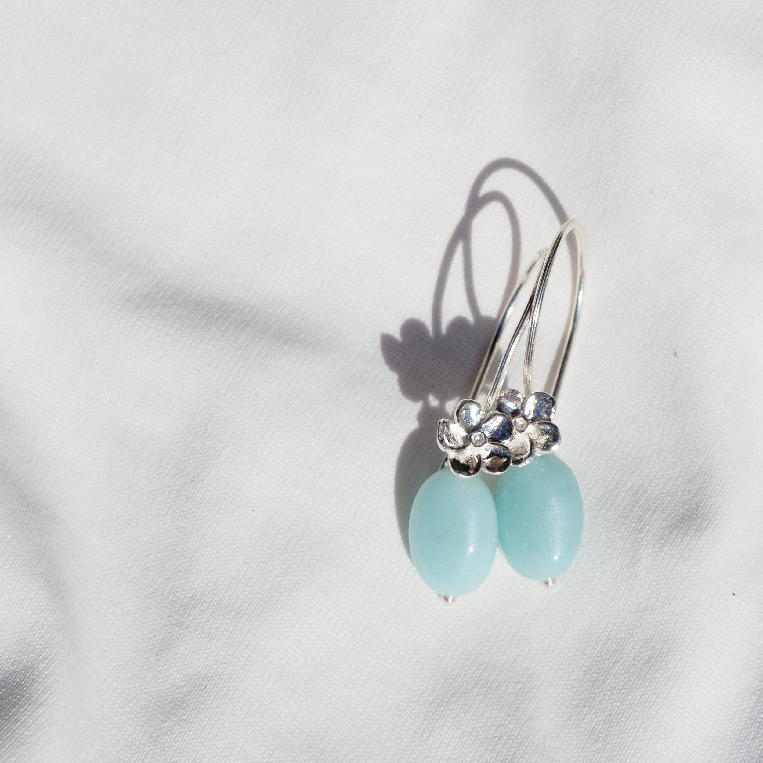 Bloemoorbellen met amazoniet – zacht blauw /groen en zomers Armbanden - Jewels with Flair