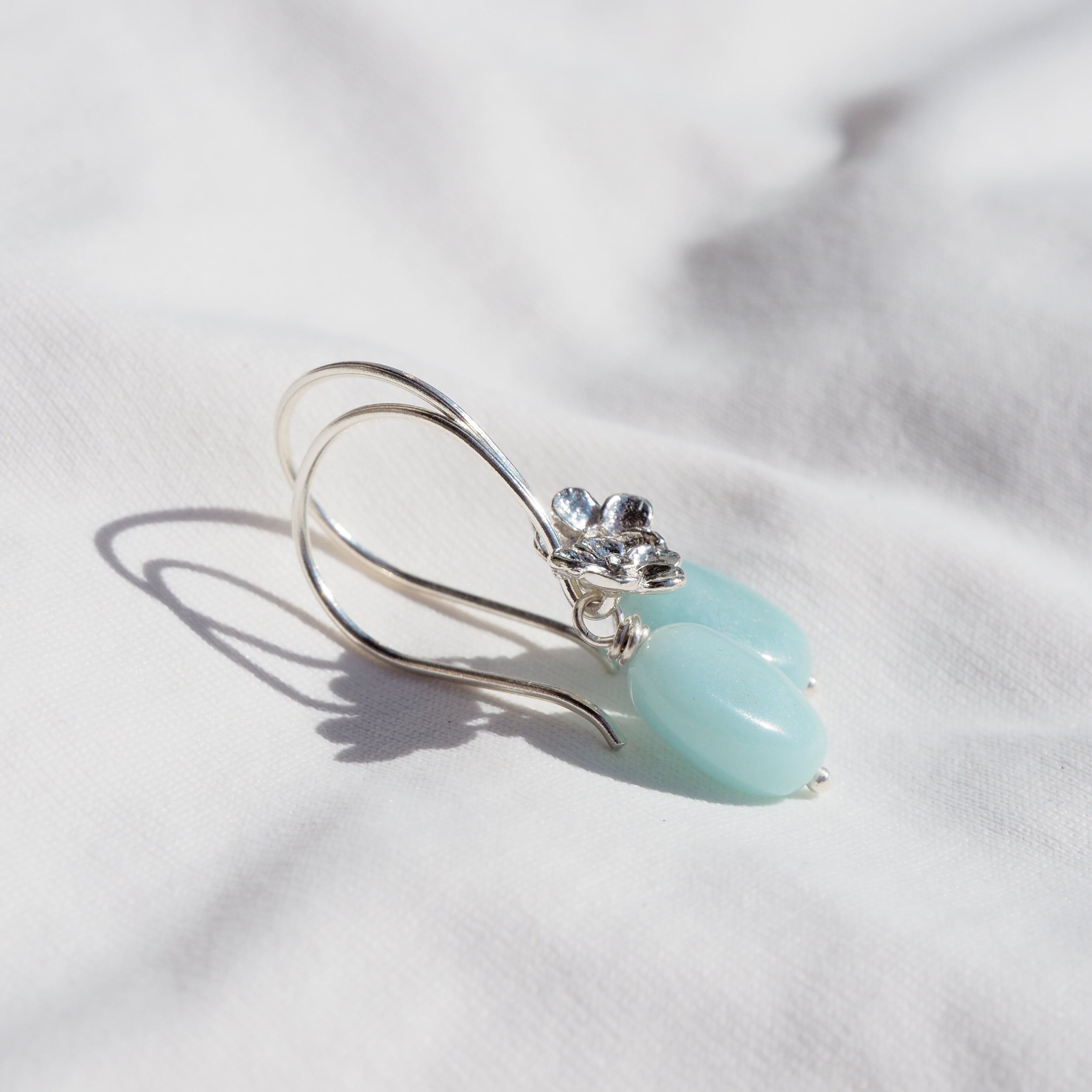 Bloemoorbellen met amazoniet – zacht blauw /groen en zomers Armbanden - Jewels with Flair