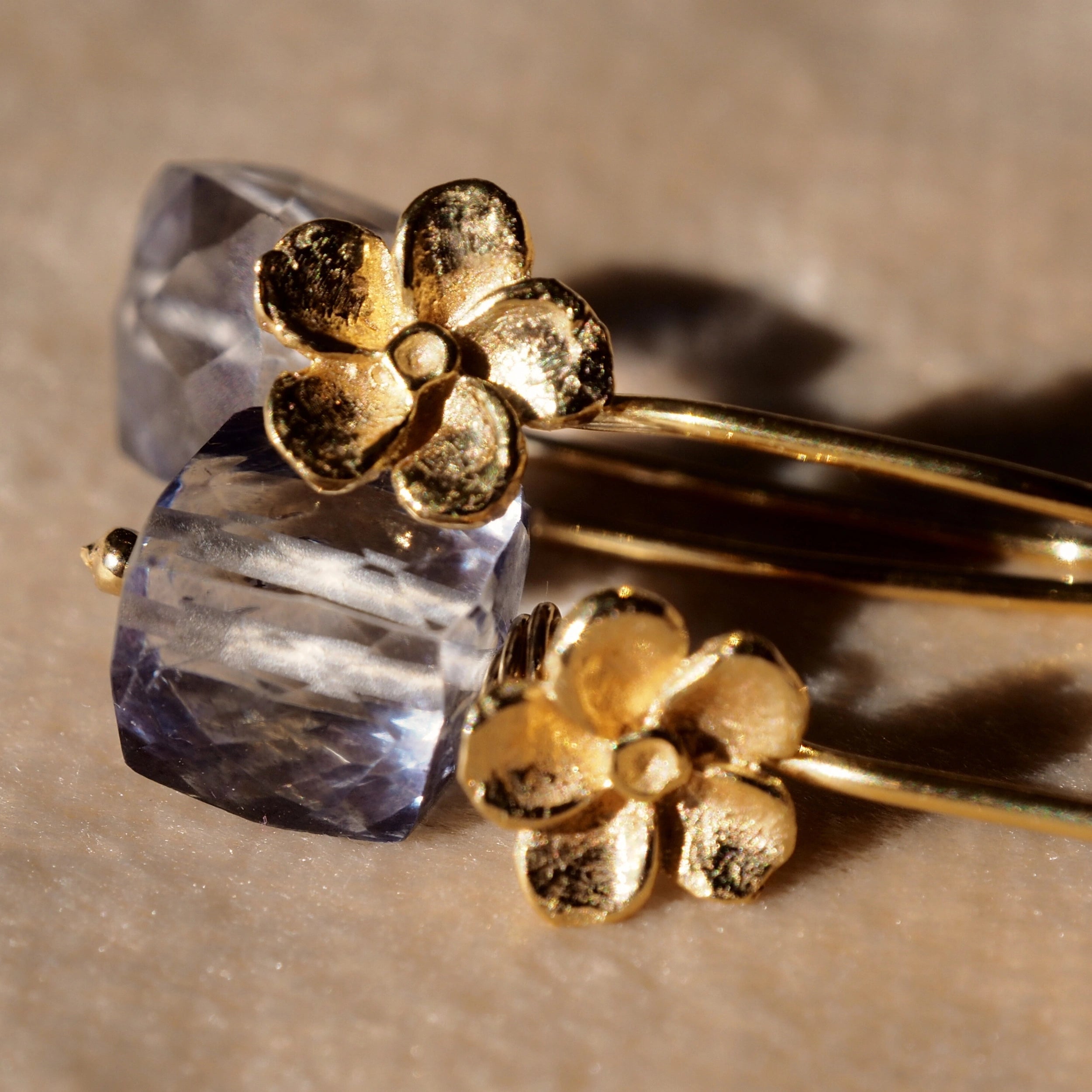 Bloemoorbellen Bergkistal in de kleur mystiek tanzaniet - Jewels with Flair