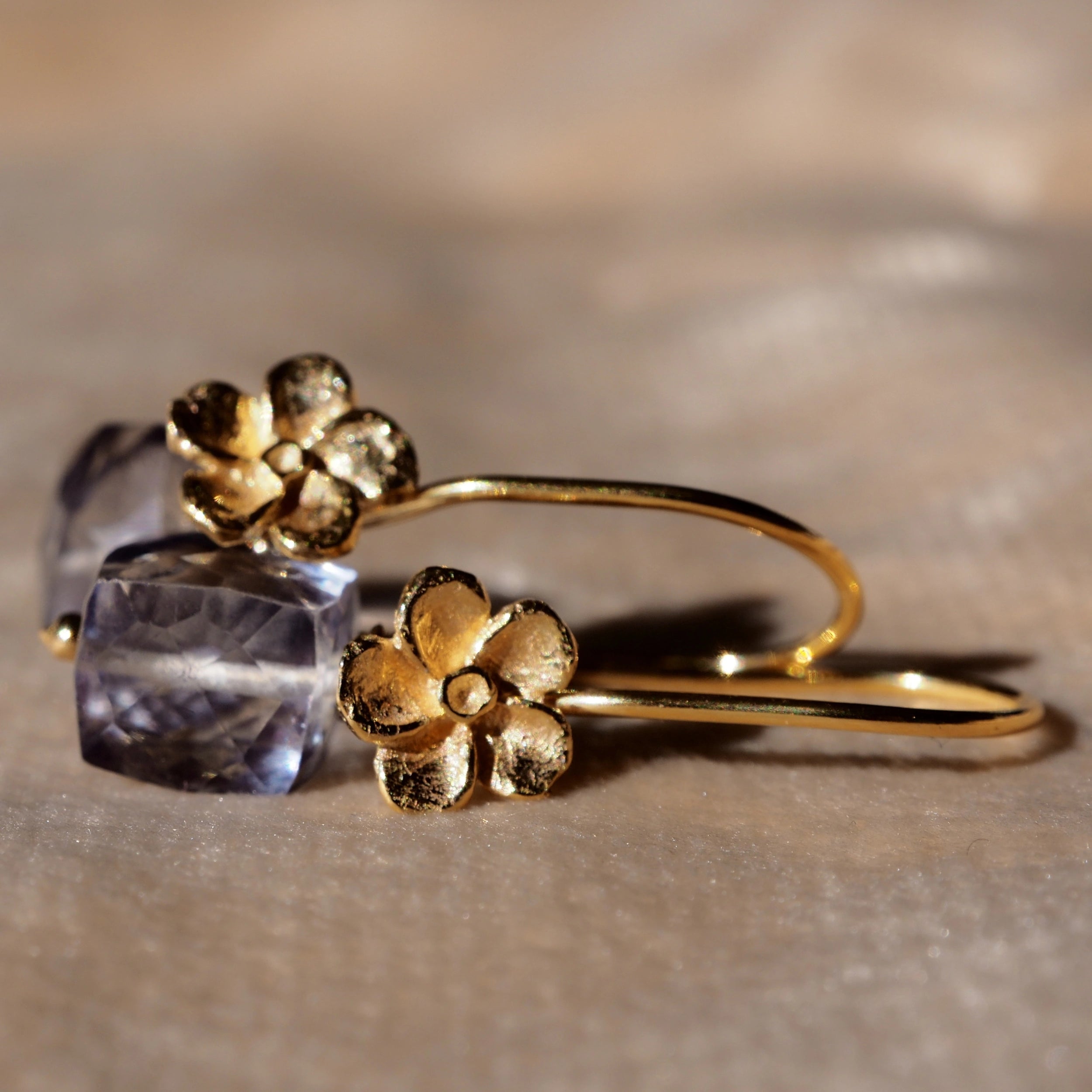 Bloemoorbellen bergkristal in de kleur tanzaniet