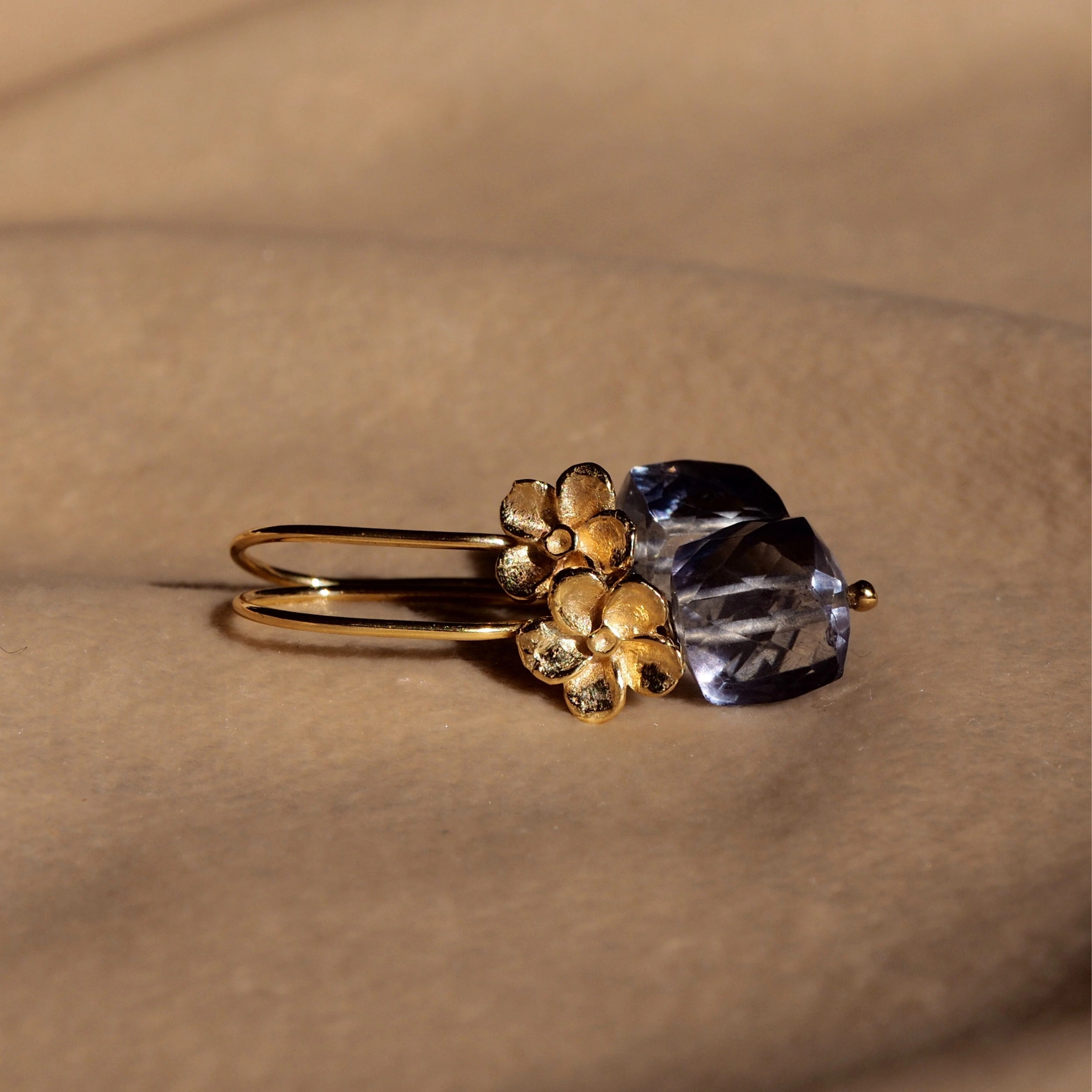 Bloemoorbellen bergkristal in de kleur tanzaniet