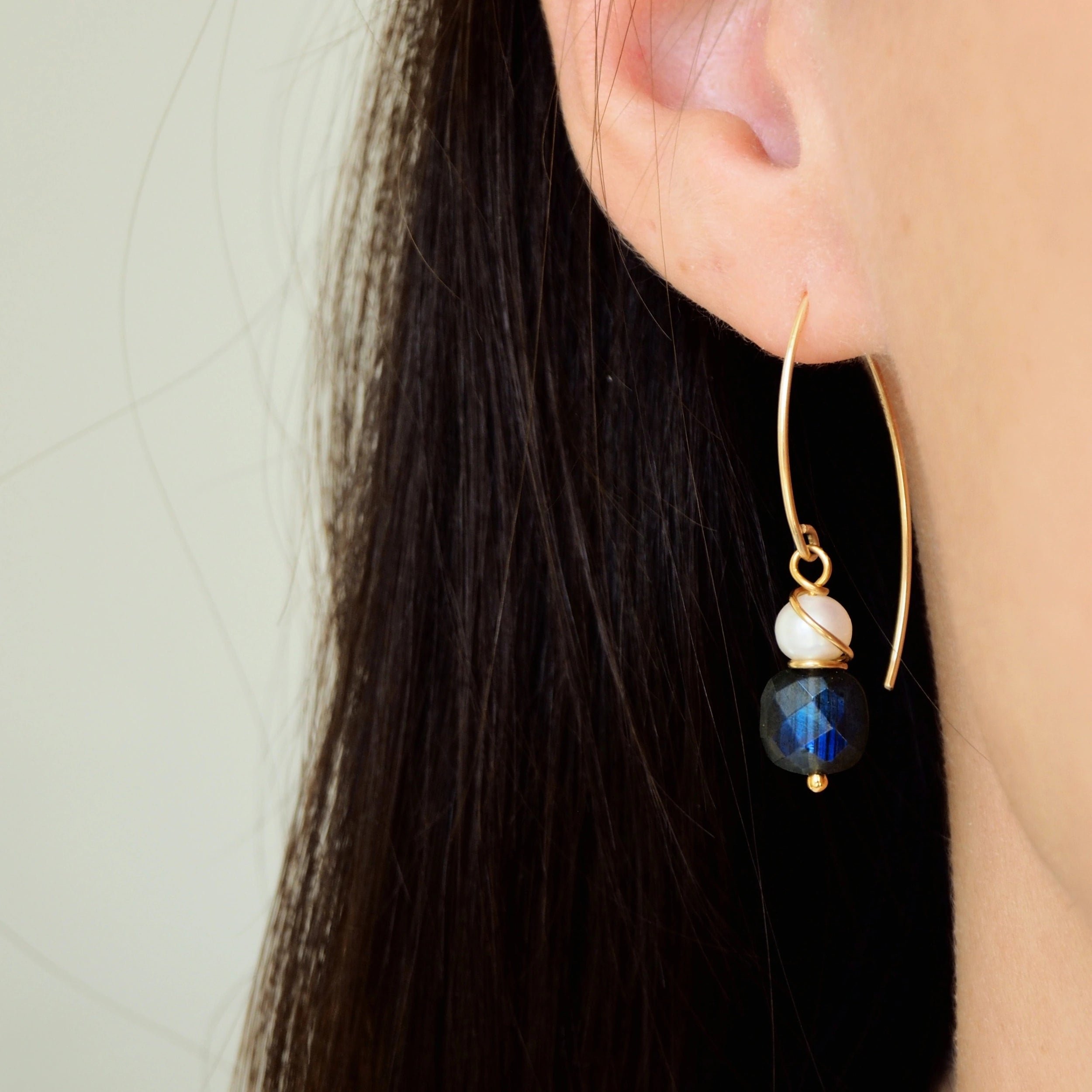 Elipse oorbellen labradoriet en zoetwaterparels - Jewels with Flair