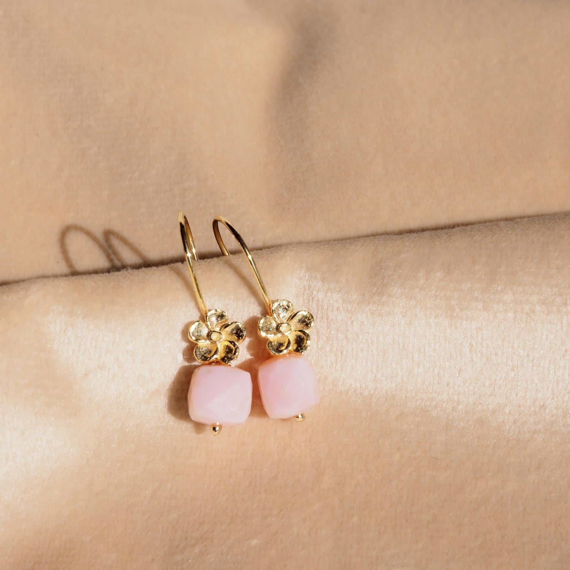 Bloemoorbellen met roze opaal