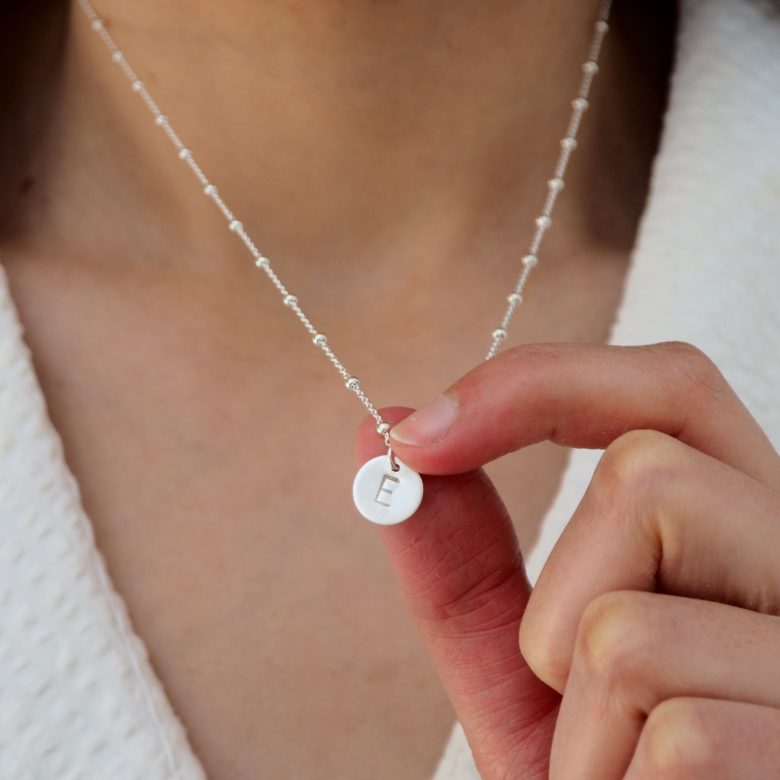 halsketting met initiaal op rond plaatje