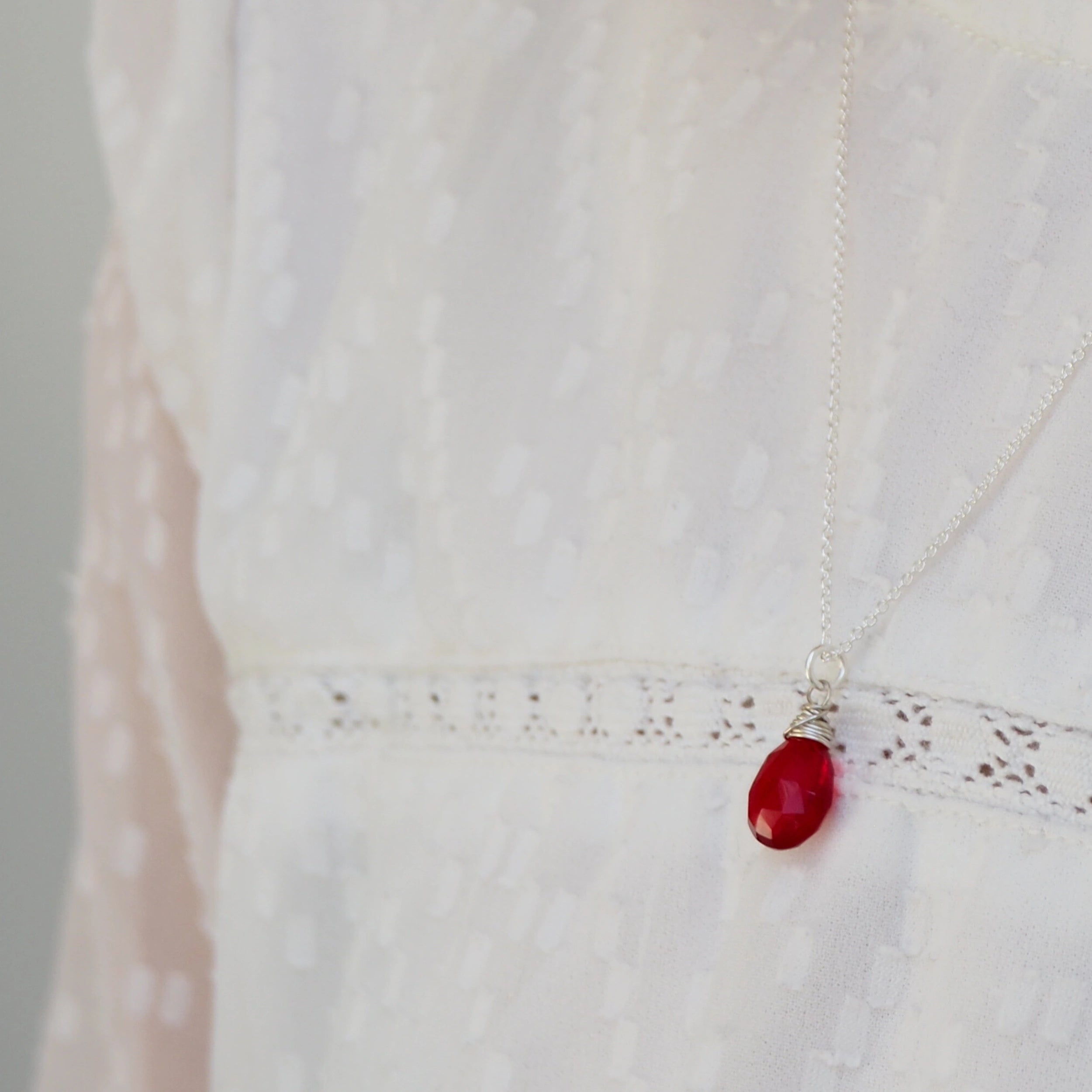 halsketting rode druppel
