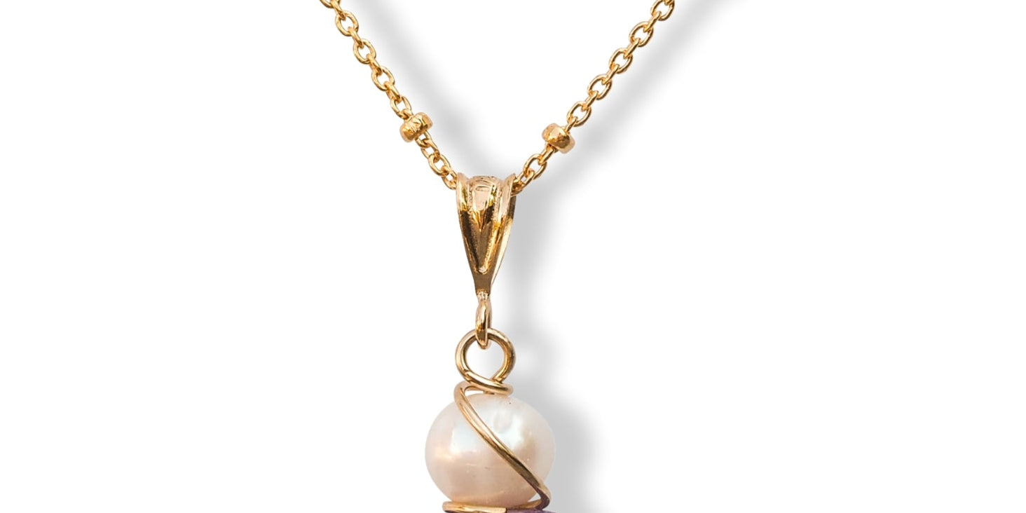 Ketting met edelsteen amethist en zoetwaterparel in goud