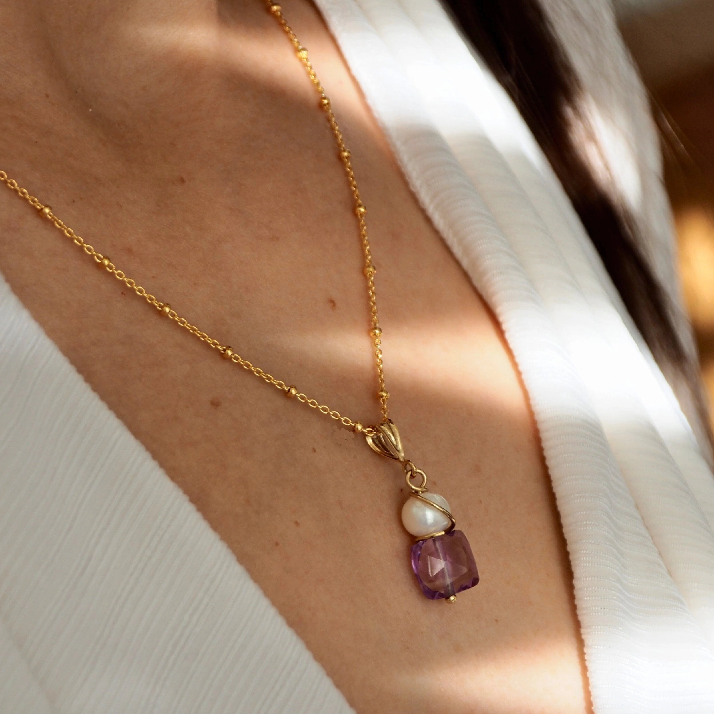 Halsketting met zoetwaterparel en amethist