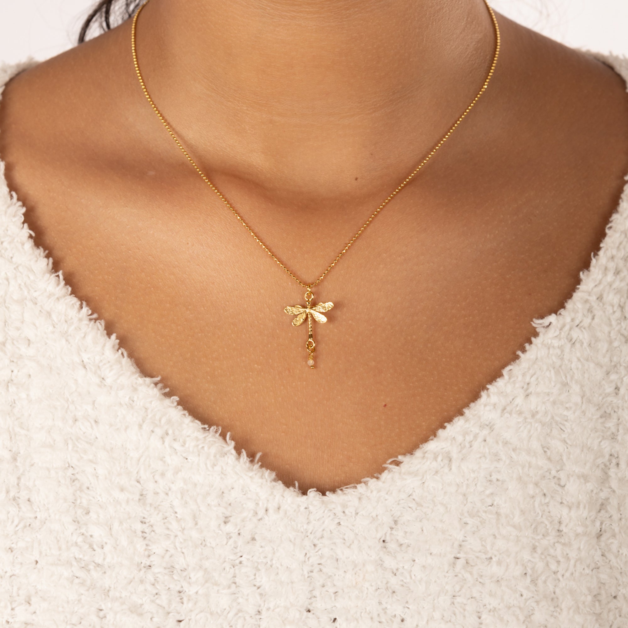 Halsketting met libel en edelsteen granaat Halskettingen - Jewels with Flair