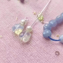 Oorbellen met hydro quartz en zoetwaterparel – zacht en sprankelend met Flair oorbellen - Jewels with Flair