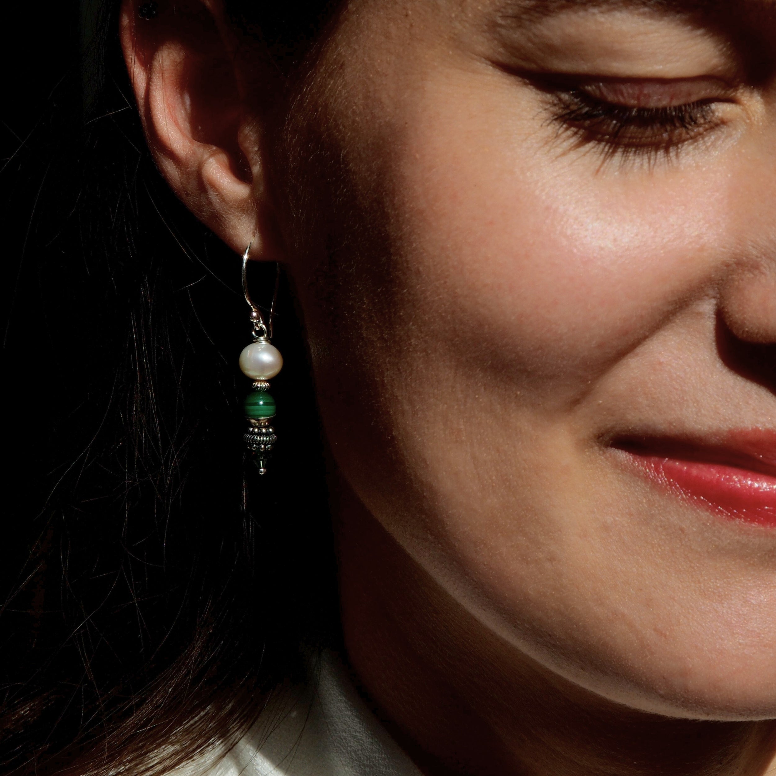 oorbellen zilver met edelsteen malachiet en zoetwaterparels