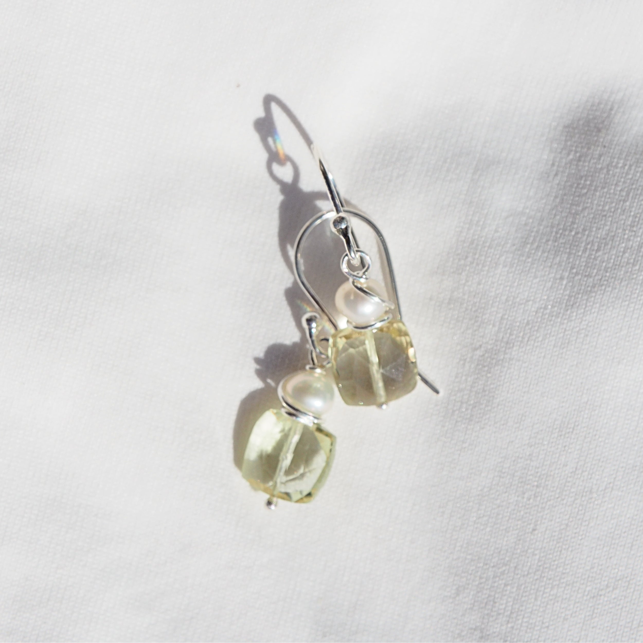 Oorbellen met citrien en zoetwaterparel – warme glans met een frisse touch Oorbellen - Jewels with Flair