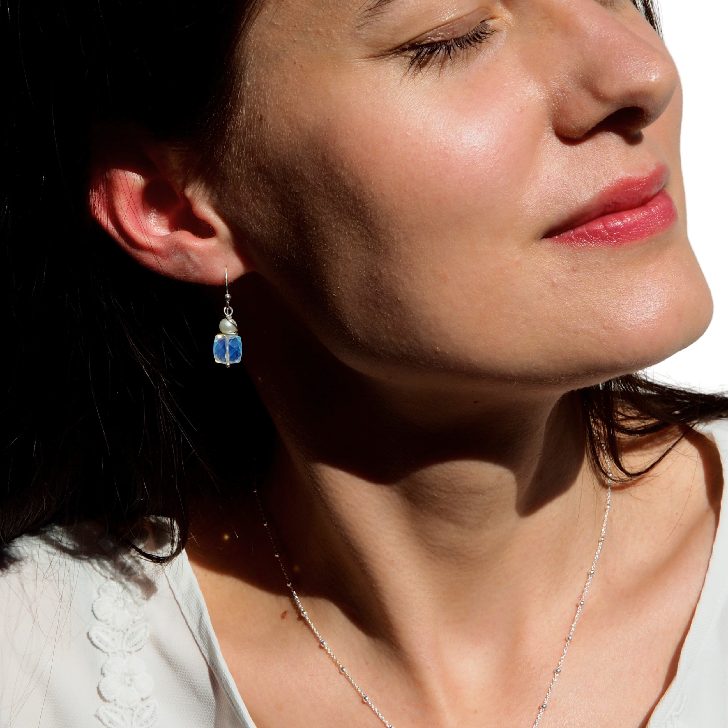 Oorbellen met hydro quartz en zoetwaterparel – zacht en sprankelend met Flair oorbellen - Jewels with Flair