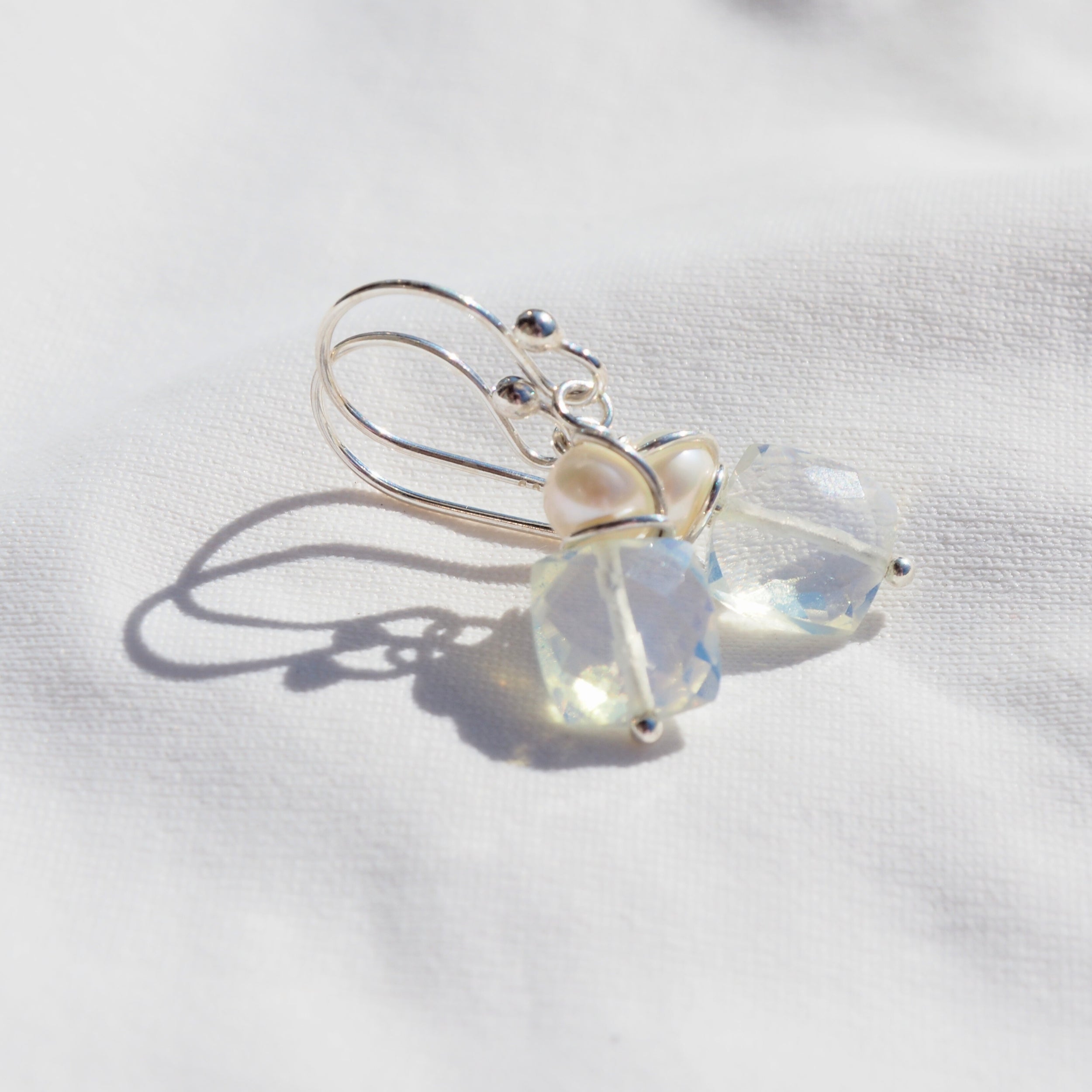 Oorbellen met hydro quartz en zoetwaterparel – zacht en sprankelend met Flair oorbellen - Jewels with Flair