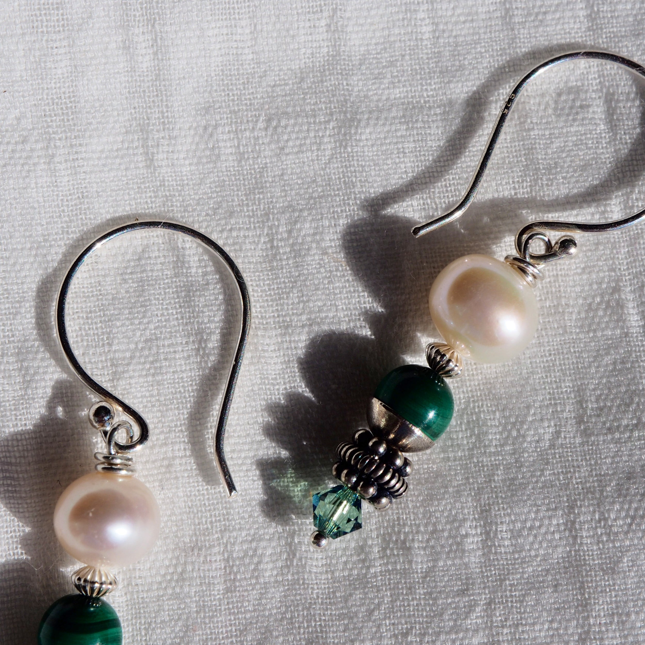 Oorbellen met malachiet, zoetwaterparels en Swarovski – stijlvol en opvallend Oorbellen - Jewels with Flair