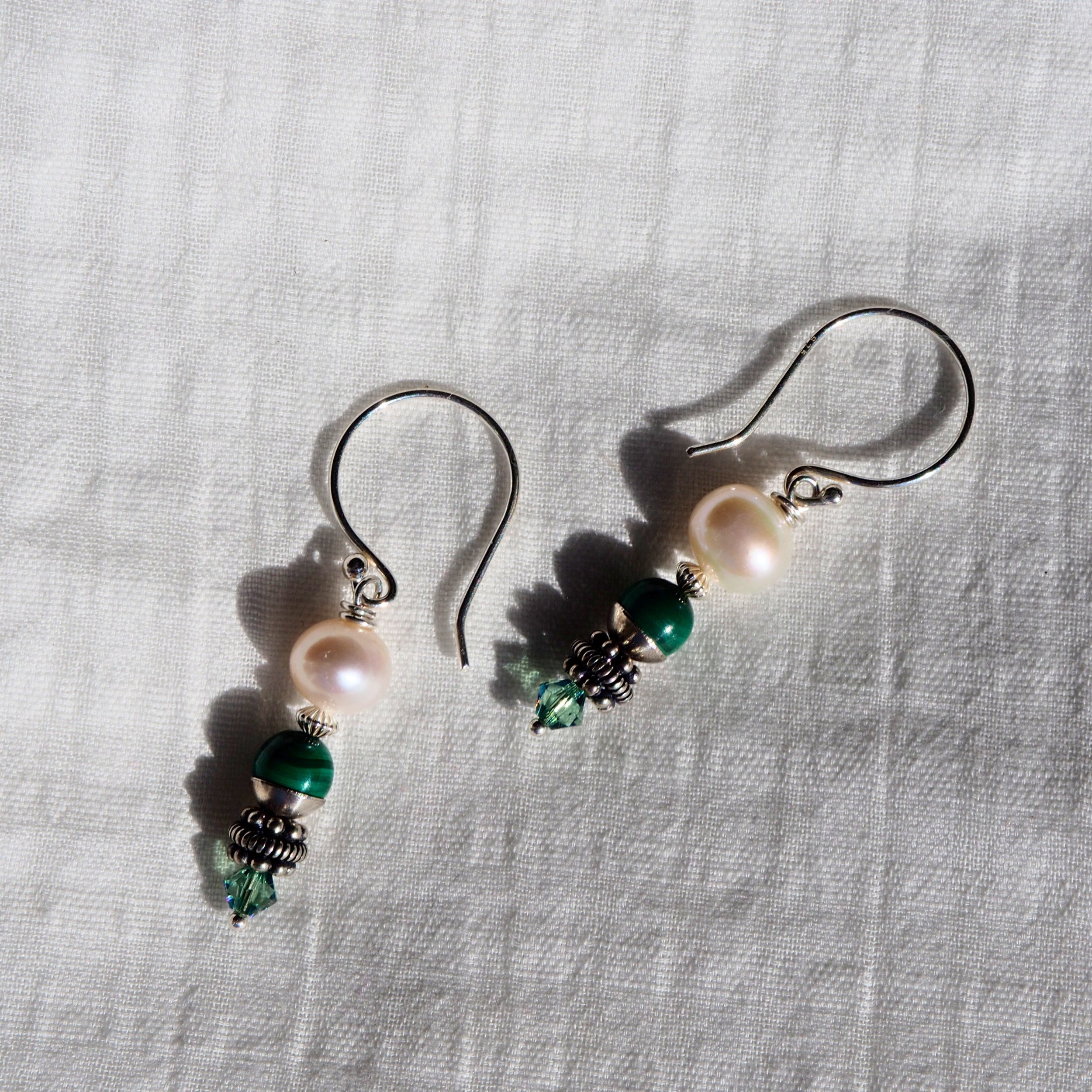 Oorbellen met malachiet, zoetwaterparels en Swarovski – stijlvol en opvallend Oorbellen - Jewels with Flair