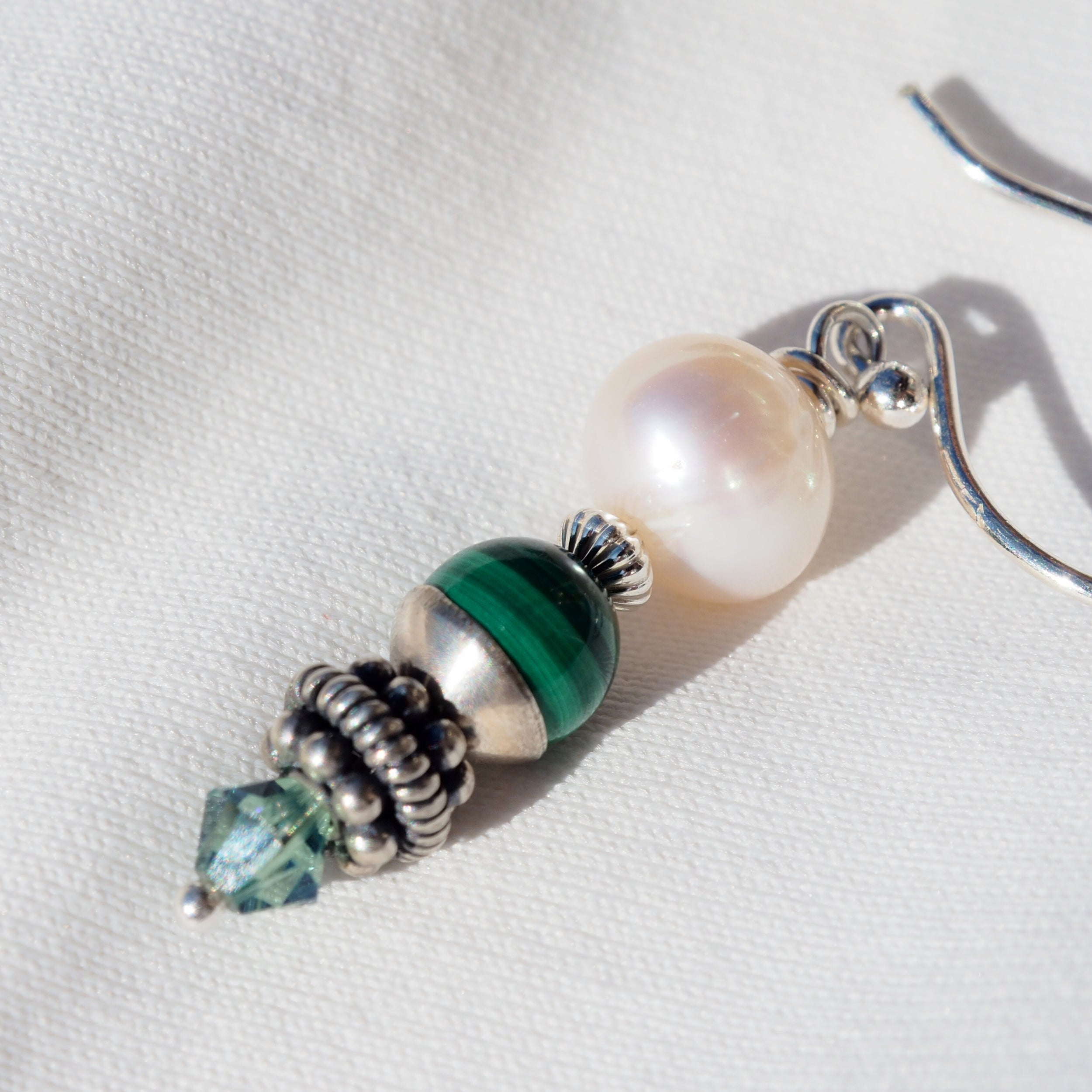 Oorbellen met malachiet, zoetwaterparels en Swarovski – stijlvol en opvallend Oorbellen - Jewels with Flair