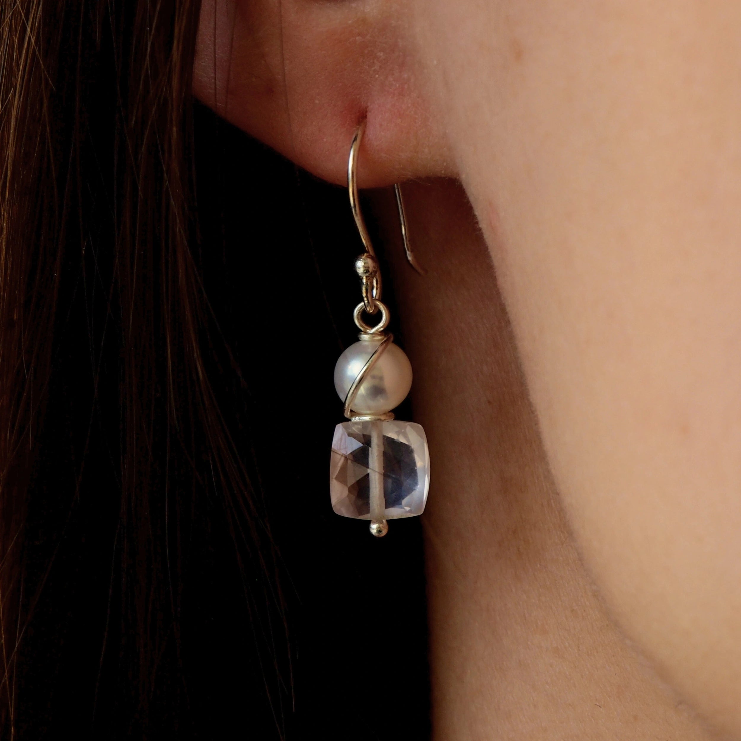 Oorbellen rozenkwarts en zoetwaterparels, steen van de liefde