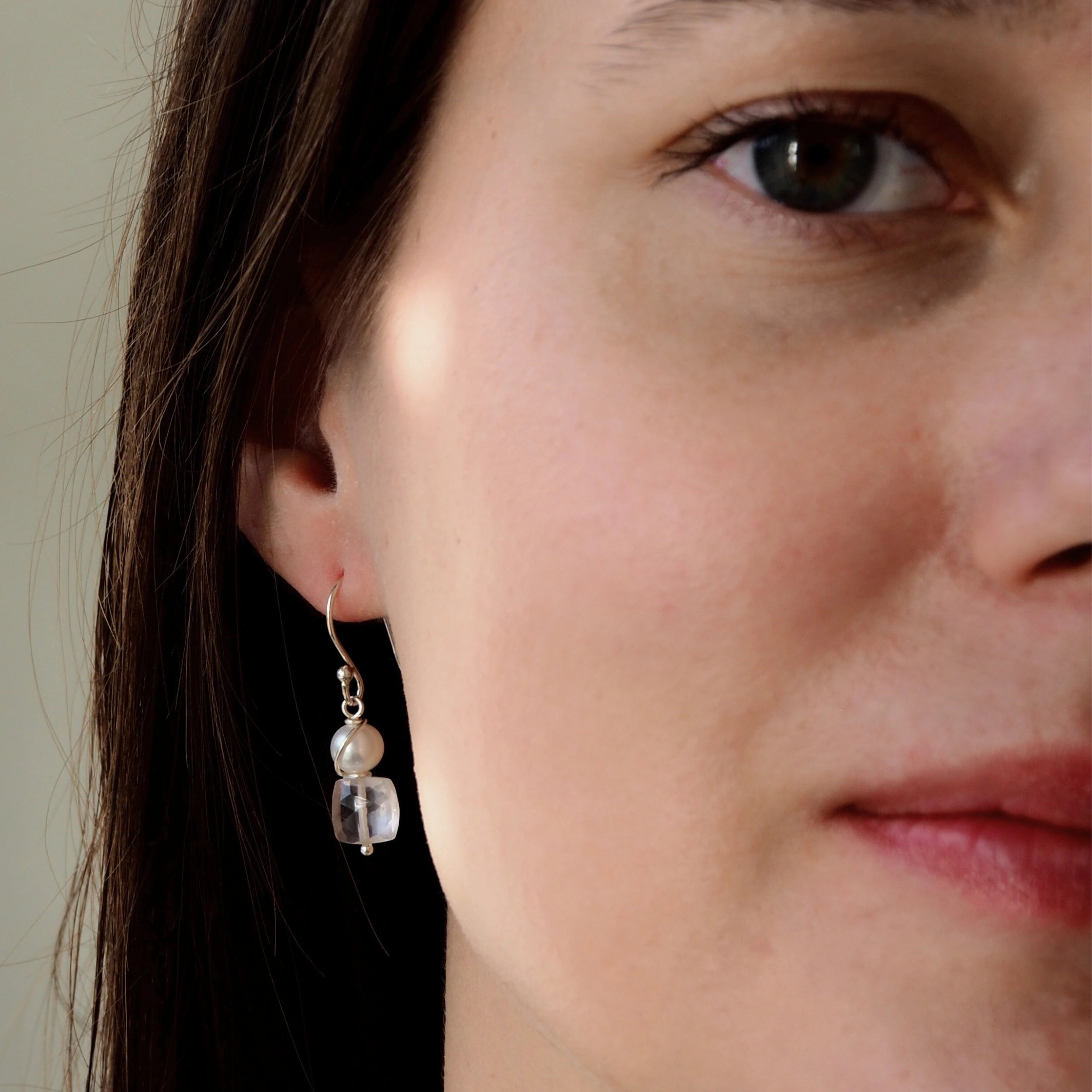 Oorbellen rozenkwarts en zoetwaterparels, de steen van d eliefde