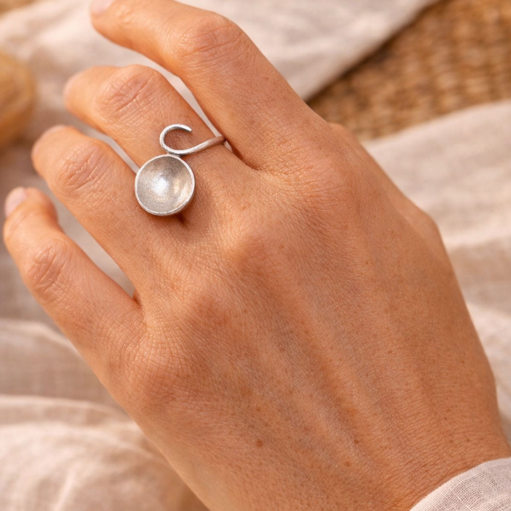 Handgemaakte zilveren ring van de goudsmid