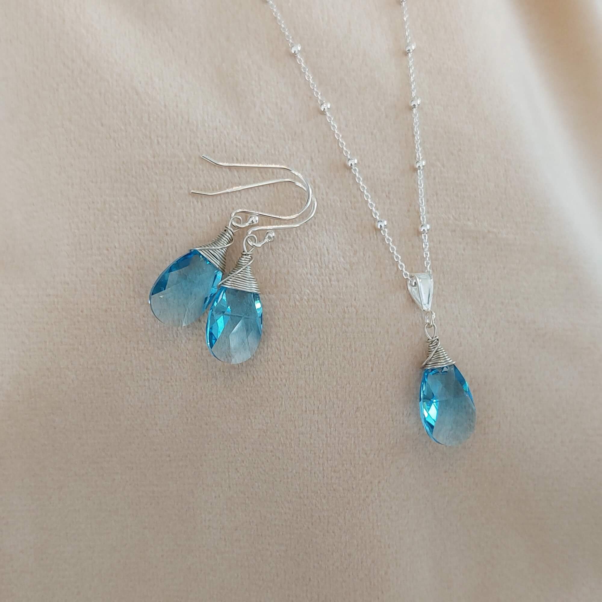 Halsketting glaskristal druppel hanger - licht blauw Halsketting - Jewels with Flair