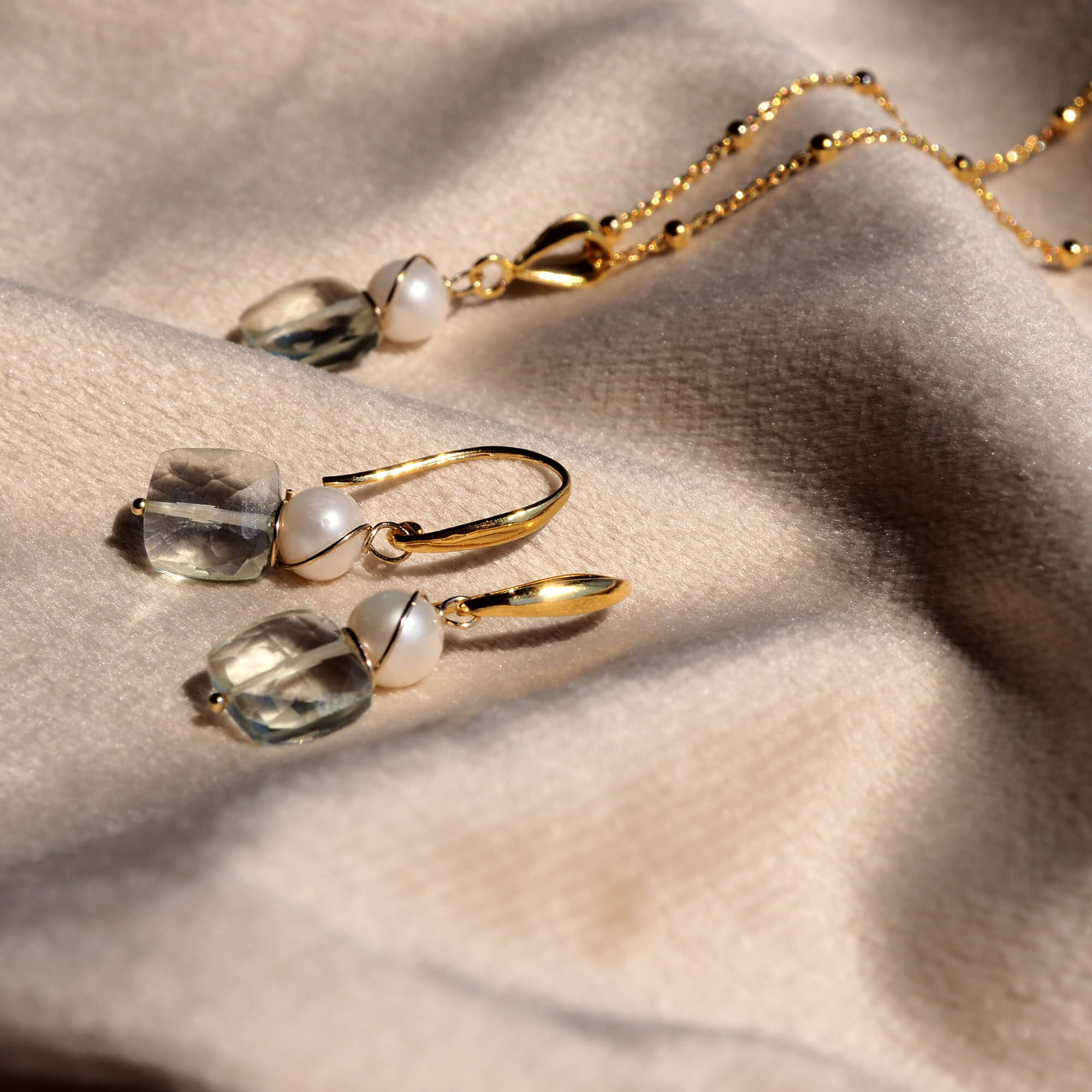 Oorbellen groene amethist en zoetwaterparels Oorbellen - Jewels with Flair