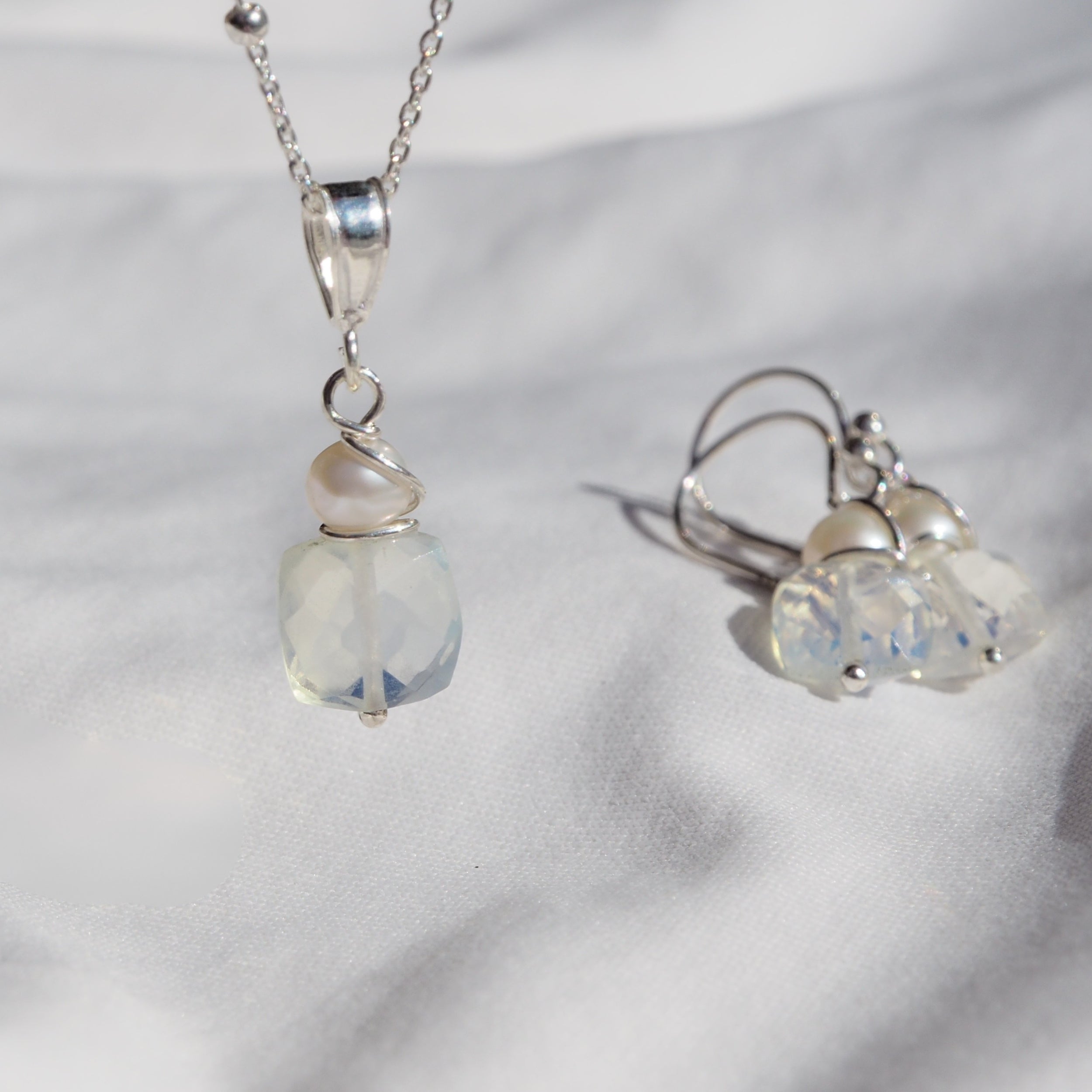 Oorbellen met hydro quartz en zoetwaterparel – zacht en sprankelend met Flair oorbellen - Jewels with Flair