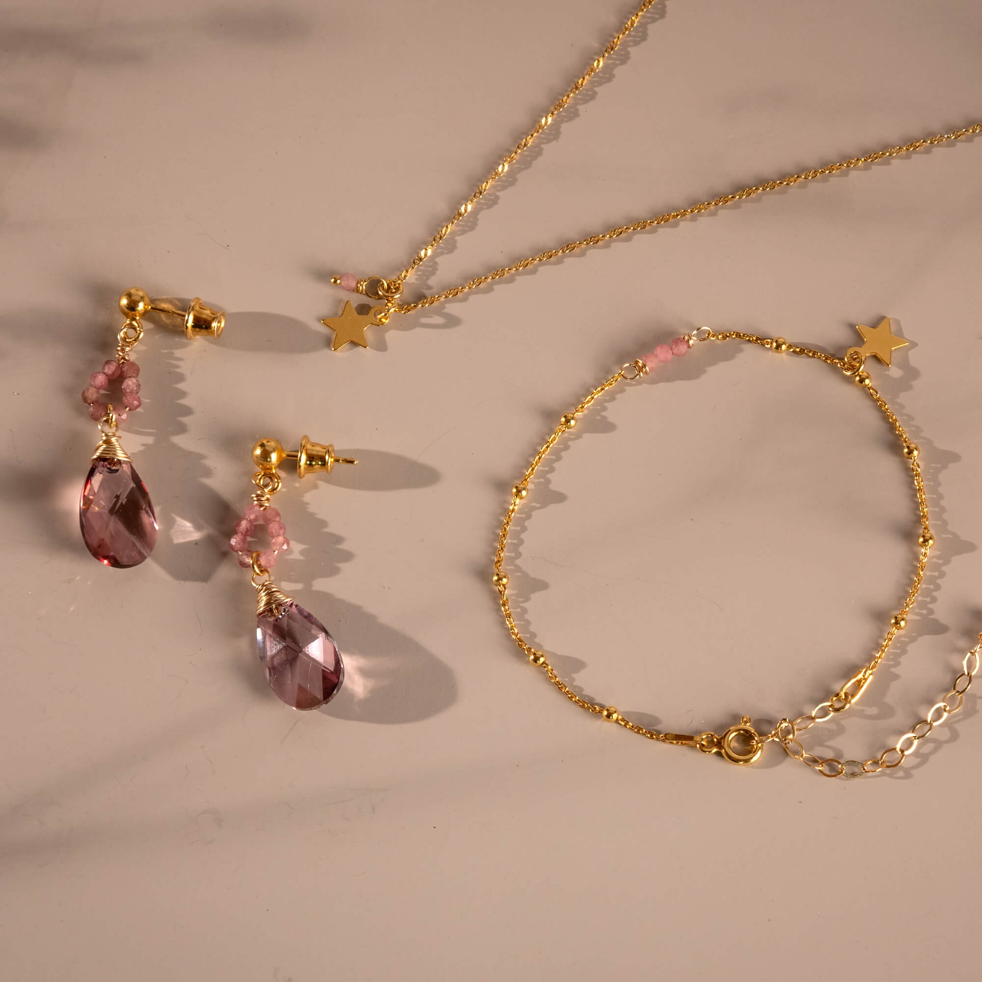 Chique oorbellen met Swarovski druppels en toermalijn Oorbellen - Jewels with Flair