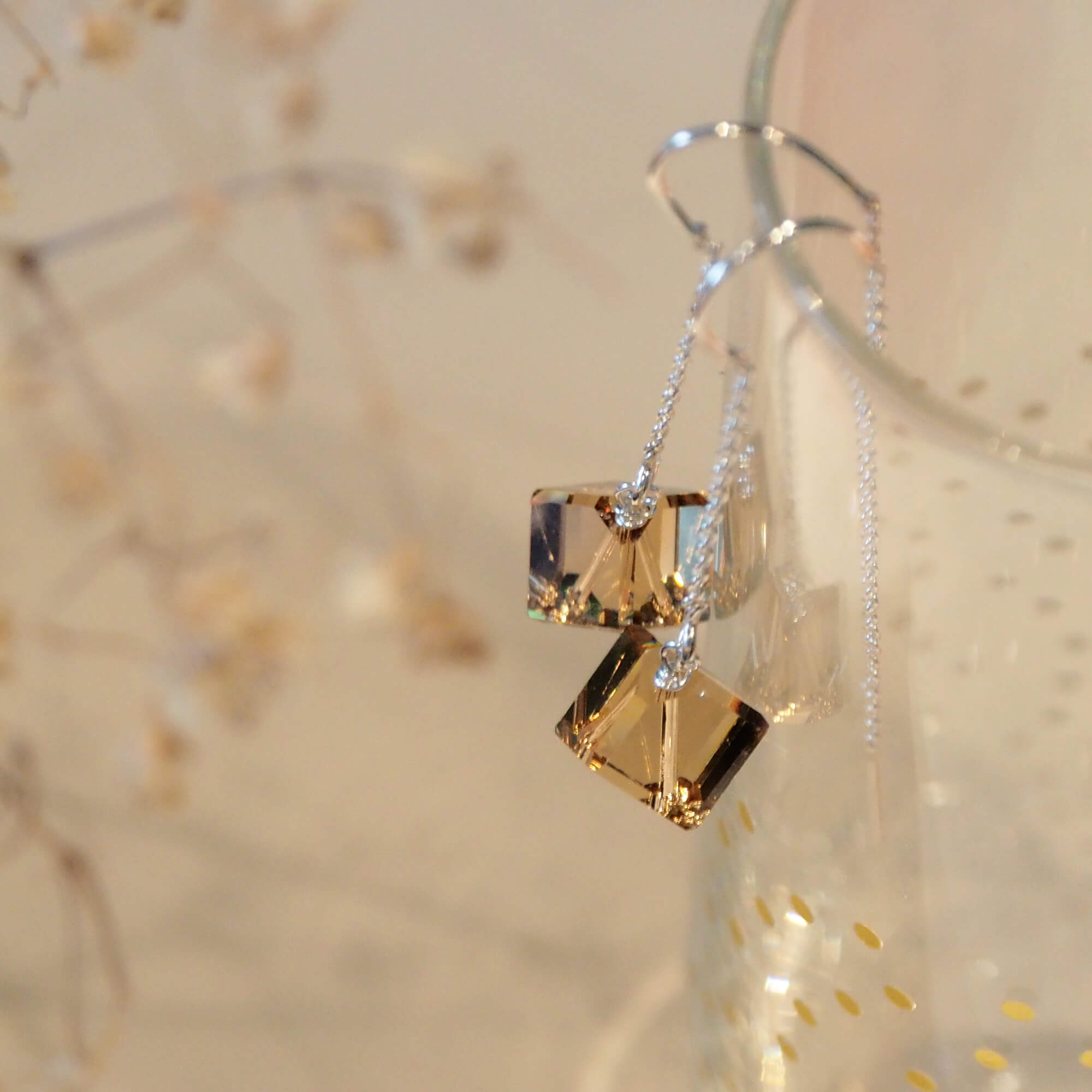 Schitterende Champagne Swarovski Cube Threader Oorbellen Oorbellen - Jewels with Flair