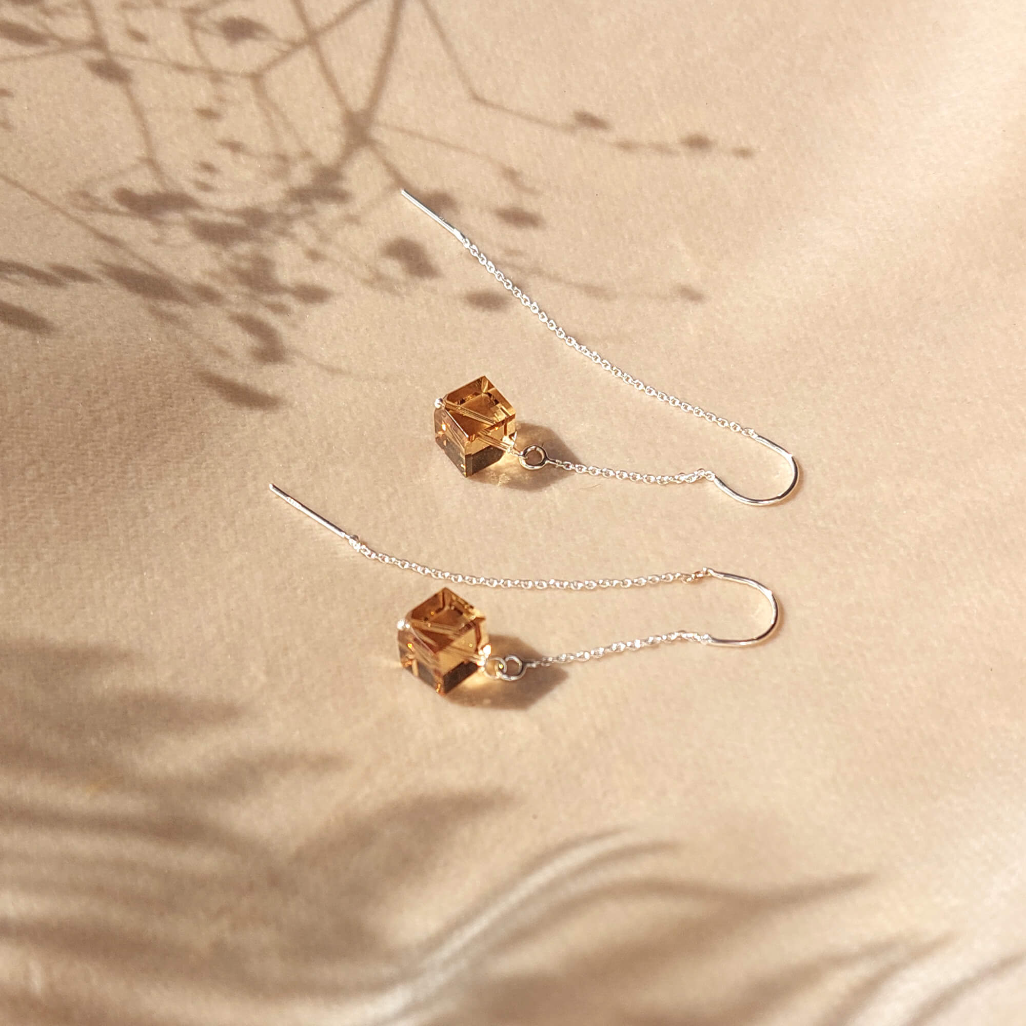 Schitterende Champagne Swarovski Cube Threader Oorbellen Oorbellen - Jewels with Flair