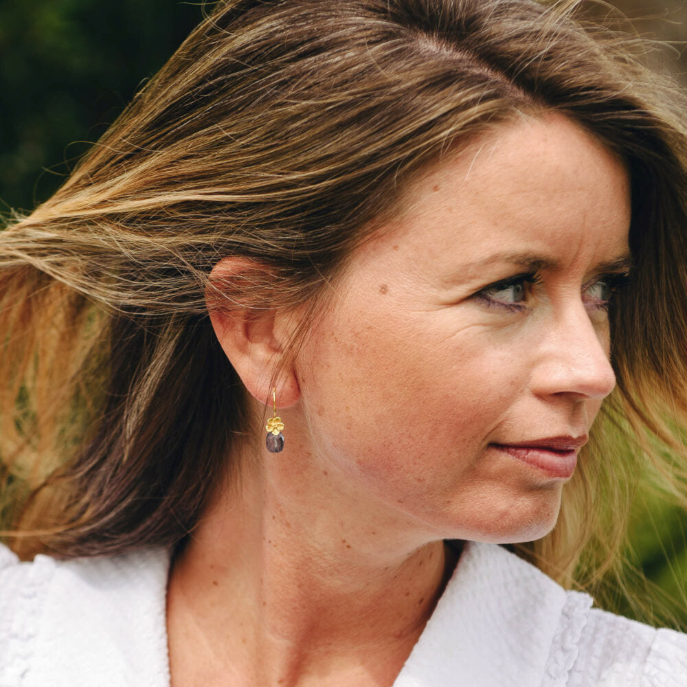 Bloemoorbellen bergkristal in de kleur tanzaniet