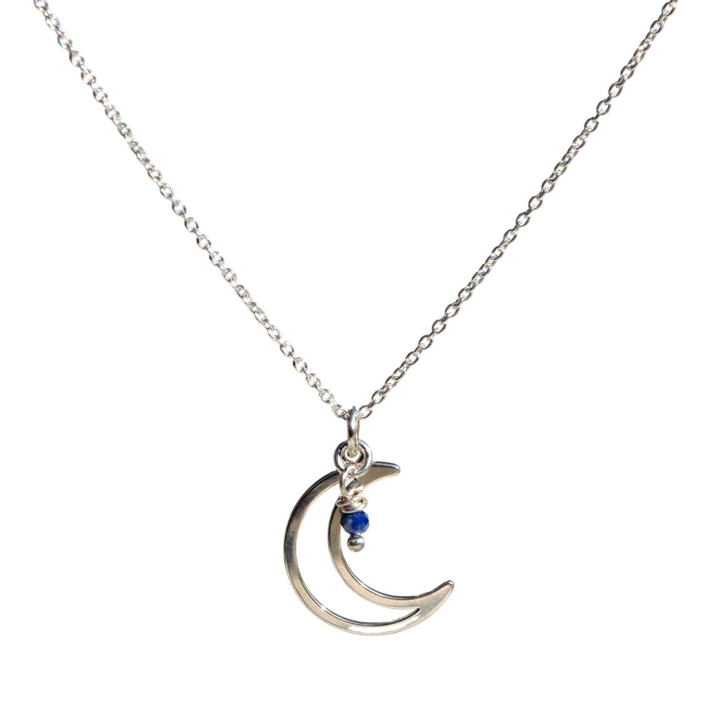 halsketting met bedel van een maan en een lapis lazuli kraaltje