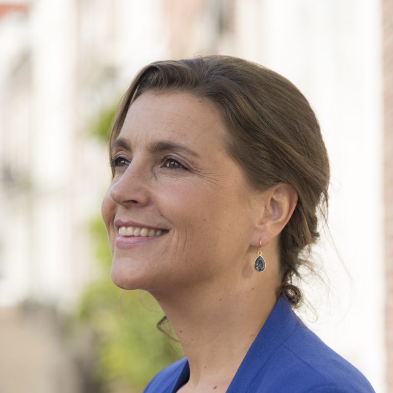 Handgemaakte oorbellen met Swarovski druppels in montana blauw