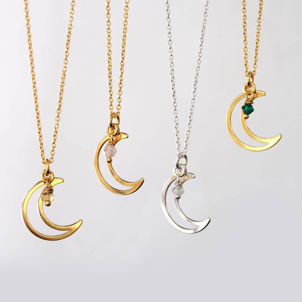 halsketting met maan bedel en rozenkwarts