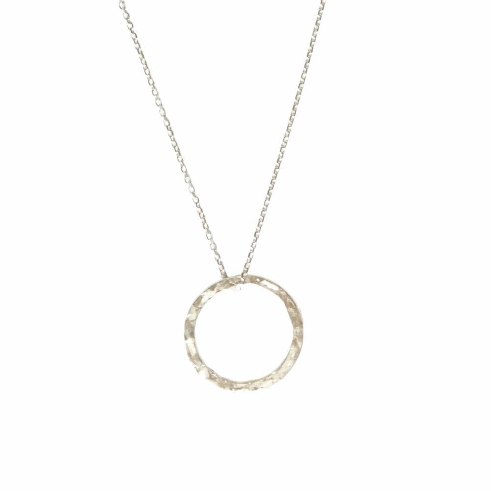 halskettng met ronde cirkel en structuur