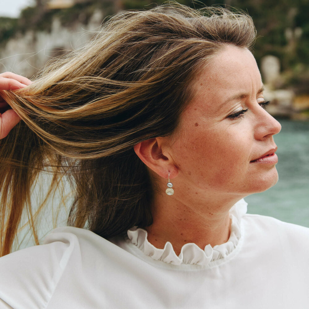 handgemaakte oorbellen met grijze parels