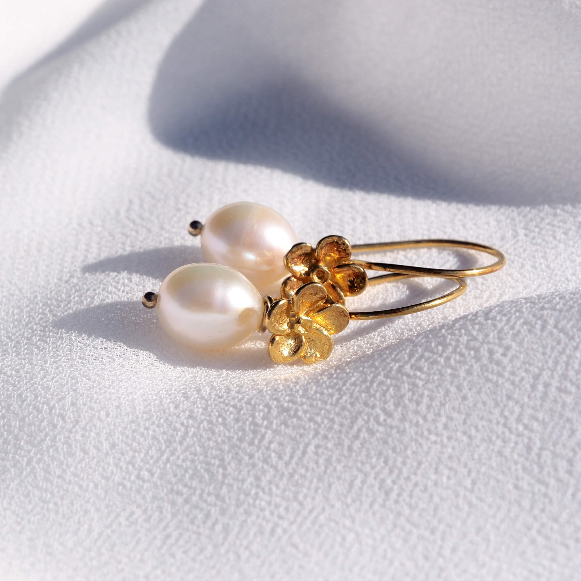 Bijzondere bloemoorbellen zoetwaterparels Oorbellen - Jewels with Flair