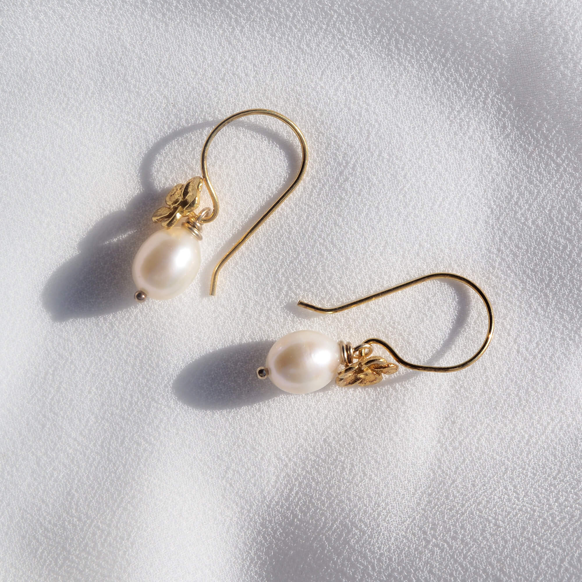 Bijzondere bloemoorbellen zoetwaterparels Oorbellen - Jewels with Flair