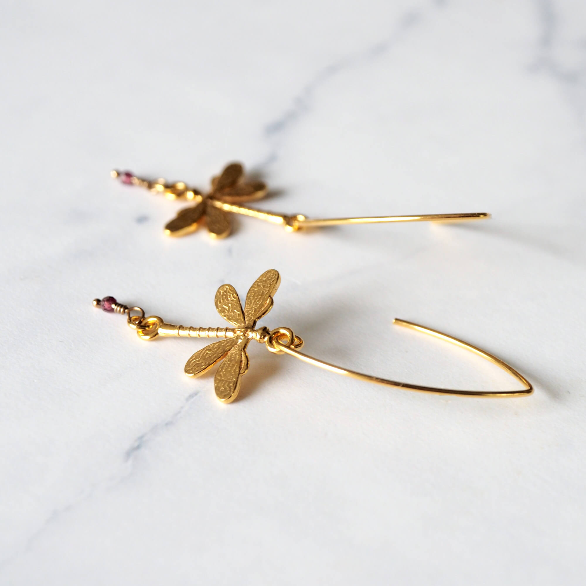 Handgemaakte oorbellen met libellen en edelsteen granaat