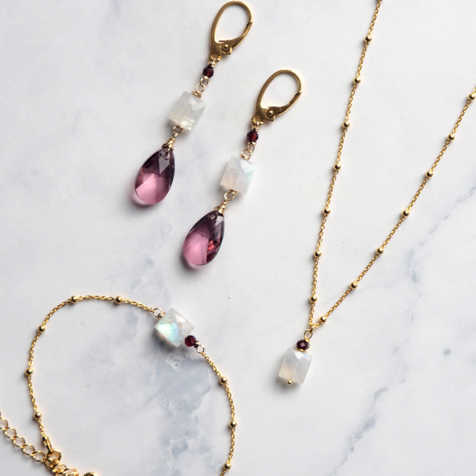 Maxima oorbellen met maansteen, granaat en lila Swarovski druppels Oorbellen - Jewels with Flair