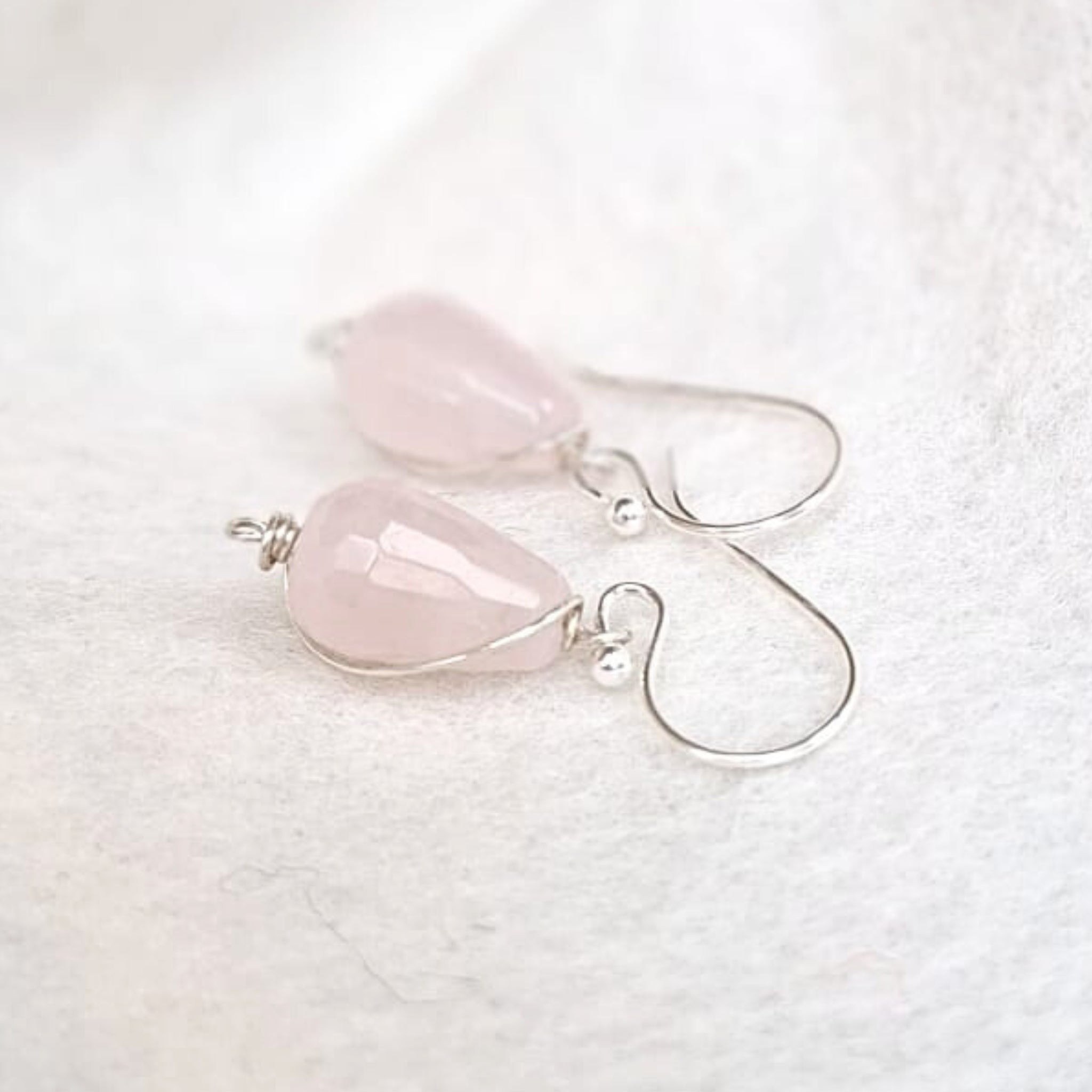 Rozenkwarts oorbellen: hét Valentijnsdag cadeau voor haar