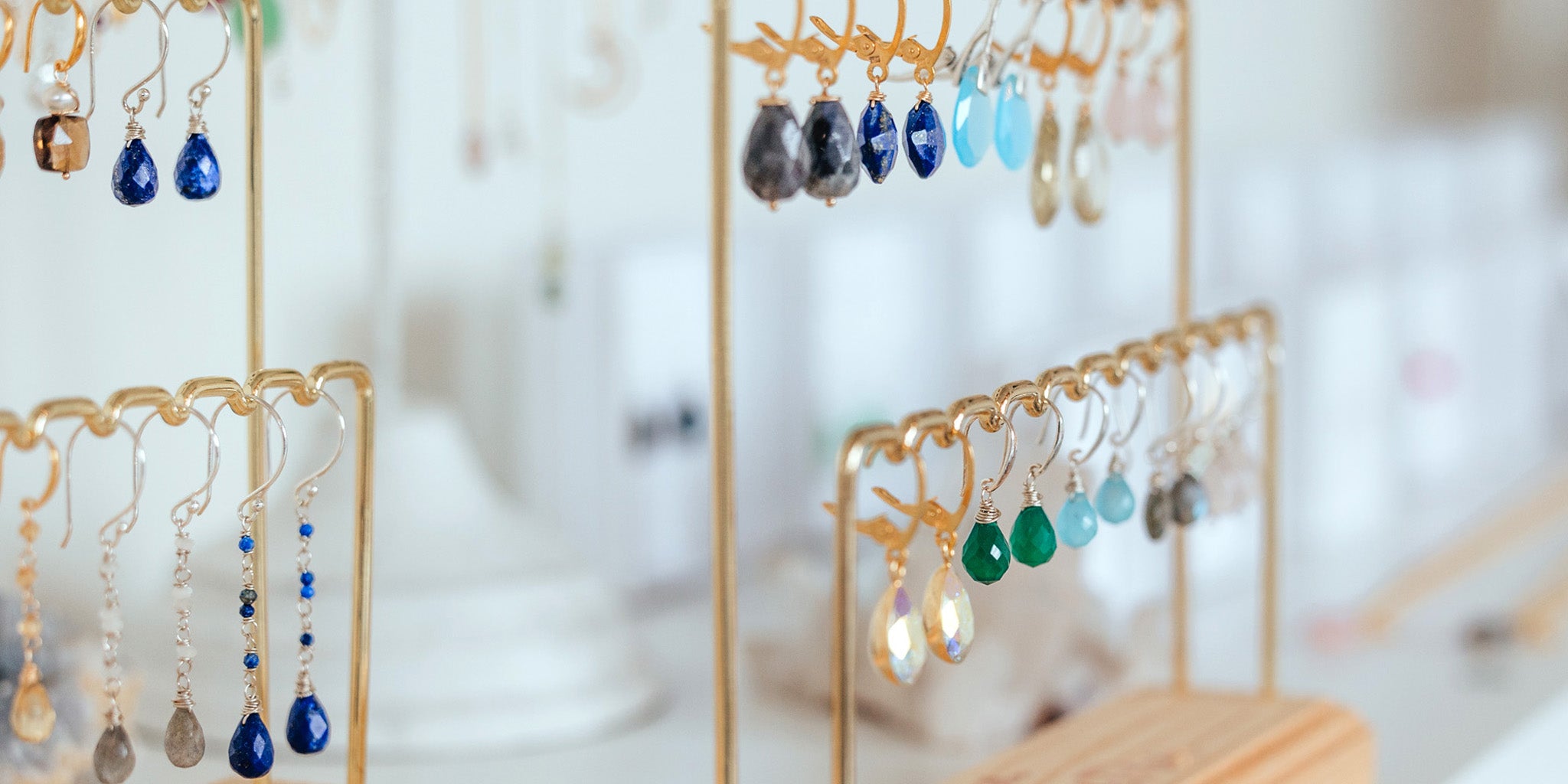 Hoe sterling zilveren sieraden te onderhouden en oppoetsen met een zilverpoetsdoek