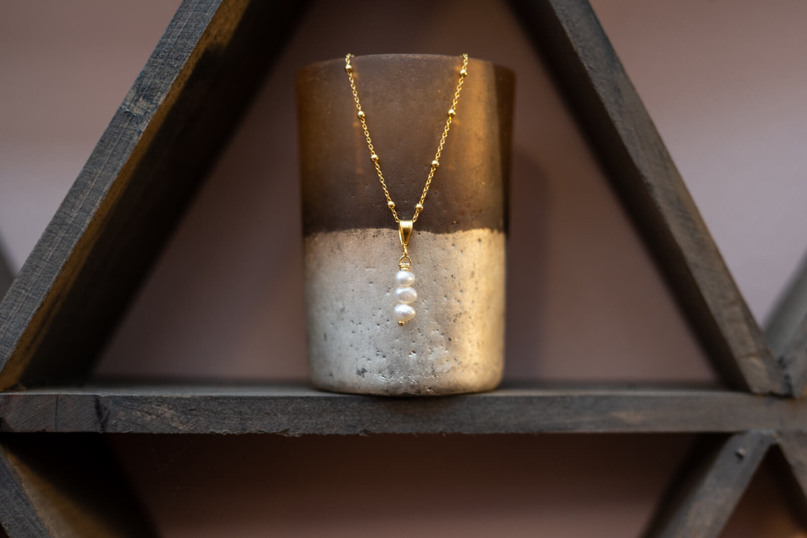 Feestcollectie met handgemaakte sieraden zoals een halsketting met zoetwaterparels