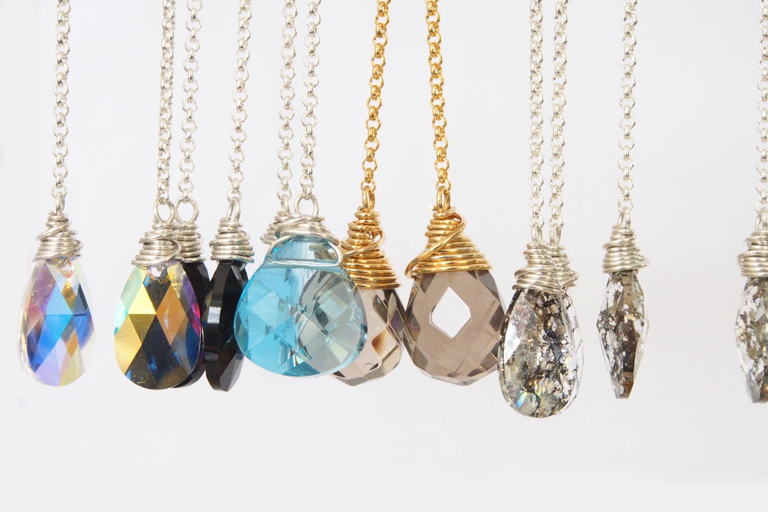 Lange oorbellen van Jewels with Flair. Uniek en handgemaakte lange oorbellen met edelsteen, parels en Swarovski kristallen. 
