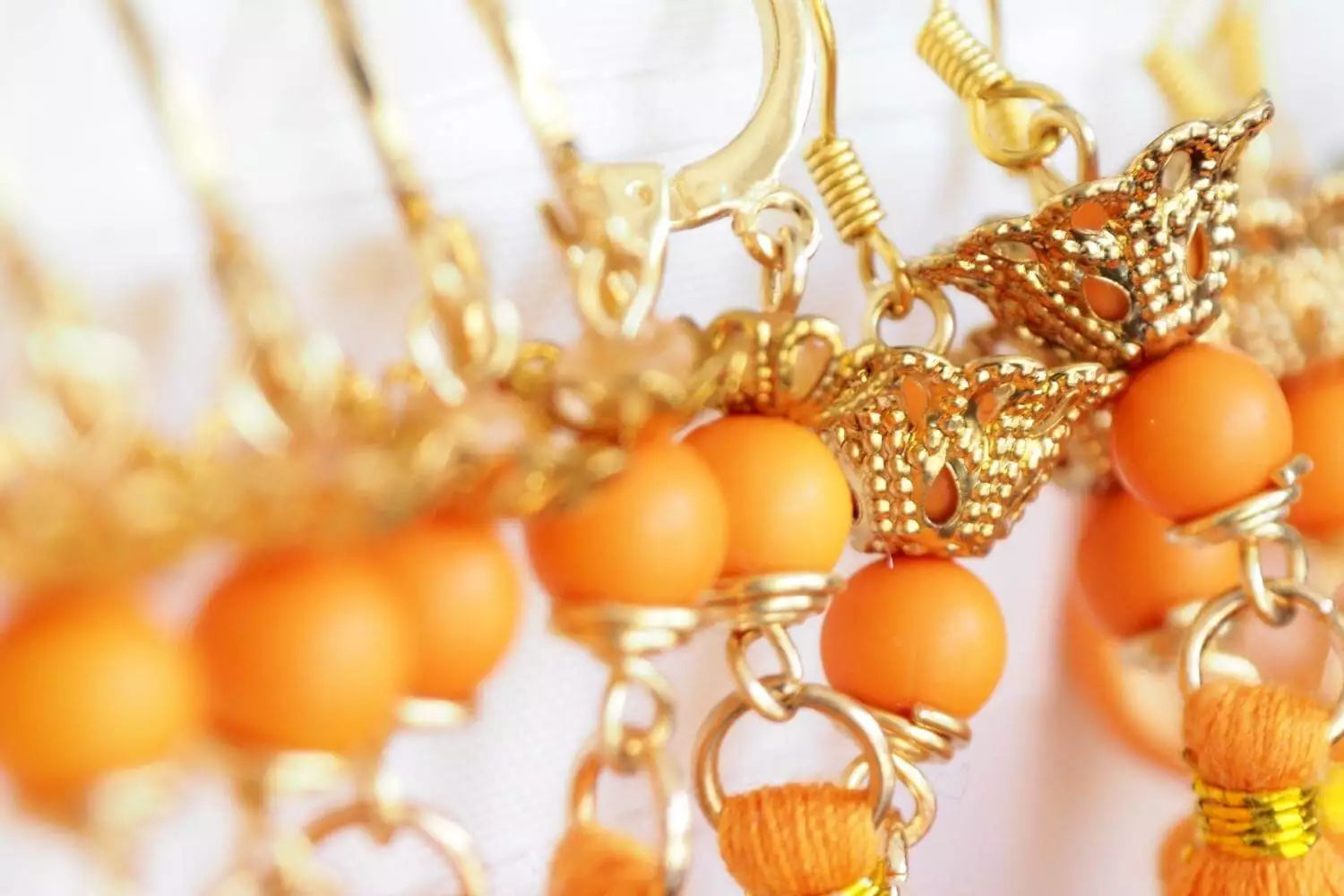 Oranje oorbellen met kroontjes van Jewels with Flair. Handgemaakte oorbellen in oranje voor Koningsdag. 