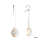 Lange oorbellen met barok parels zoals Willeke altijd draagt.