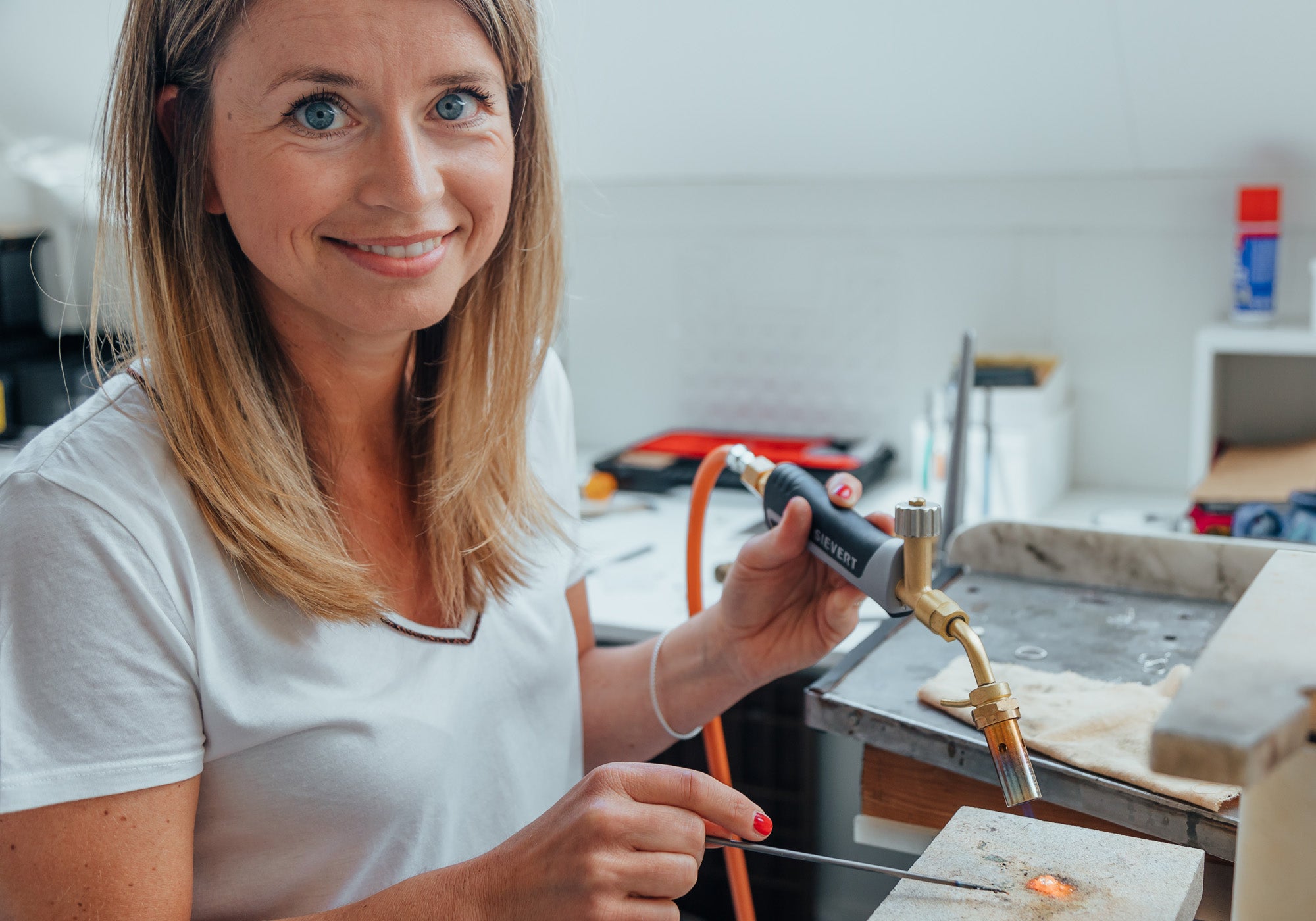 Erlinde Kramer van Jewels with Flair in haar atelier om sieraden te solderen. 